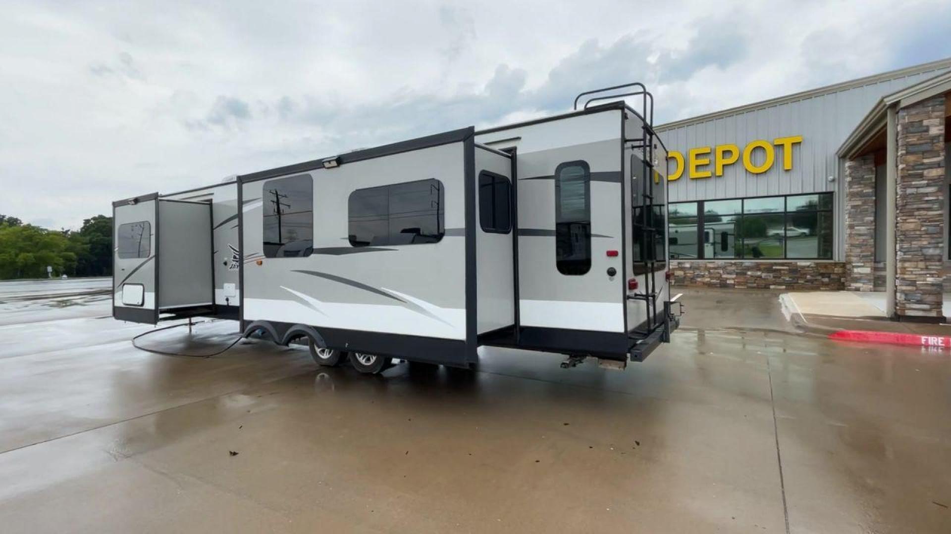 2016 WHITE JAYFLIGHT 31RLDS - (1UJBJ0BS3G1) , Length: 35.9 ft | Dry Weight: 7,610 lbs | Gross Weight: 10,250 lbs. | Slides: 2 transmission, located at 4319 N Main St, Cleburne, TX, 76033, (817) 678-5133, 32.385960, -97.391212 - The 2016 JayFlight 31RLDS Travel Trailer provides the most pleasant travel experience. With a length of 35.9 feet, this beautiful and spacious trailer provides plenty of area for entertainment and relaxation. It weighs 7,610 pounds dry and 10,250 pounds gross, making it both sturdy and easy to move. - Photo#7