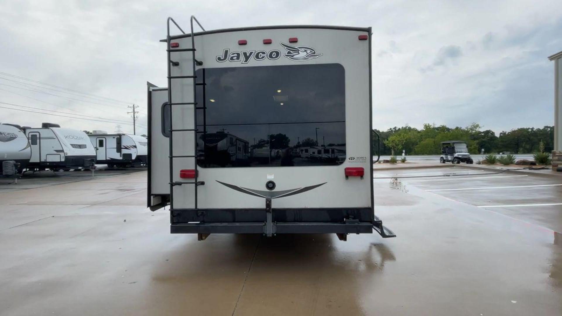 2016 WHITE JAYFLIGHT 31RLDS - (1UJBJ0BS3G1) , Length: 35.9 ft | Dry Weight: 7,610 lbs | Gross Weight: 10,250 lbs. | Slides: 2 transmission, located at 4319 N Main St, Cleburne, TX, 76033, (817) 678-5133, 32.385960, -97.391212 - The 2016 JayFlight 31RLDS Travel Trailer provides the most pleasant travel experience. With a length of 35.9 feet, this beautiful and spacious trailer provides plenty of area for entertainment and relaxation. It weighs 7,610 pounds dry and 10,250 pounds gross, making it both sturdy and easy to move. - Photo#8