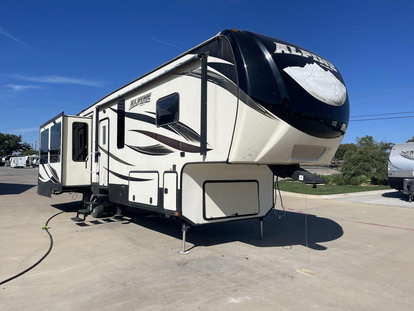 2016 WHITE KEYSTONE ALPINE 3511RE (4YDF35124GE) , Length: 39.17 ft. | Dry Weight: 13,100 lbs. | Gross Weight: 15,500 lbs. | Slides: 4 transmission, located at 4319 N Main St, Cleburne, TX, 76033, (817) 678-5133, 32.385960, -97.391212 - The 2016 Keystone Alpine 3511RE Fifth Wheel offers a spacious and luxurious home on wheels, measuring 39.17 feet in length. It has a dry weight of 13,100 lbs and a gross weight of 15,500 lbs, making it a solid choice for those looking for both comfort and durability during extended travels. With fou - Photo#23