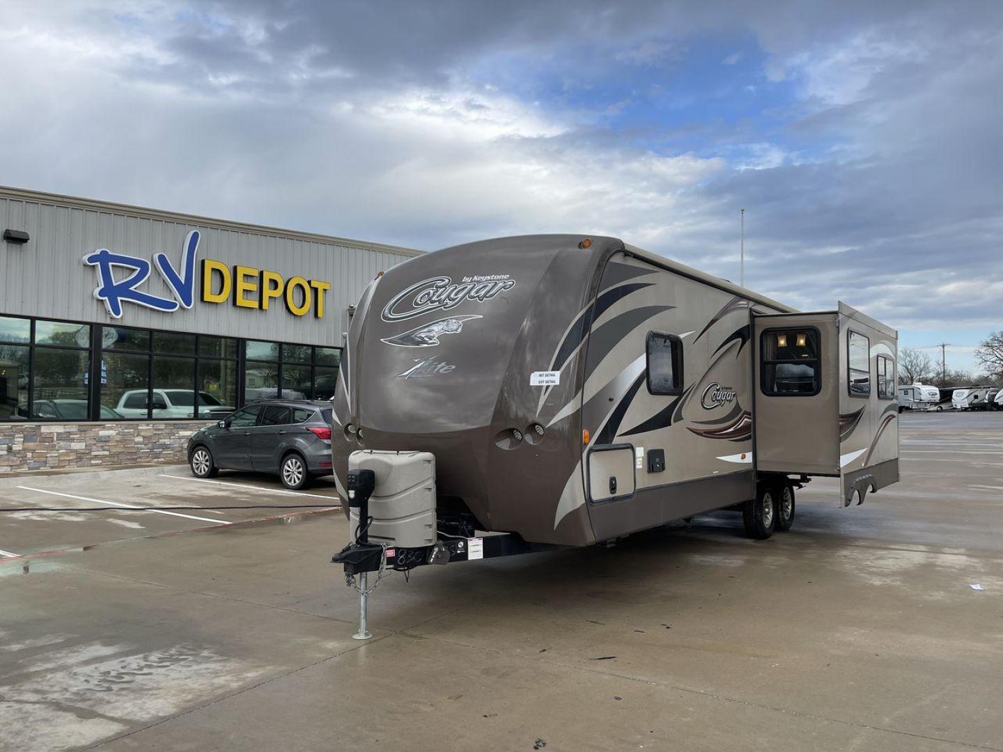 2016 KEYSTONE COUGAR 28RLS (4YDT28R21GV) , located at 4319 N Main St, Cleburne, TX, 76033, (817) 678-5133, 32.385960, -97.391212 - Photo#0