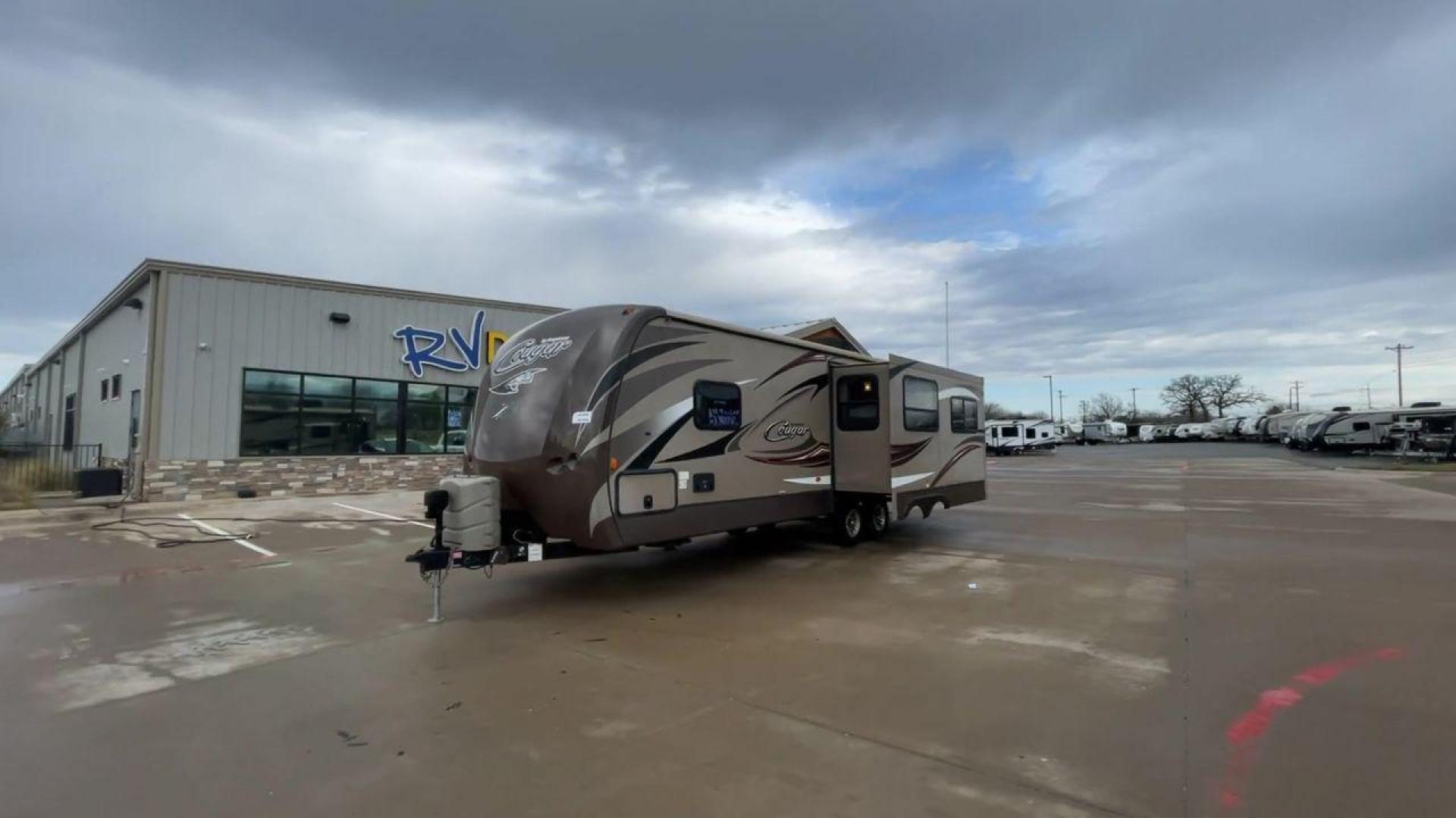 2016 KEYSTONE COUGAR 28RLS (4YDT28R21GV) , located at 4319 N Main St, Cleburne, TX, 76033, (817) 678-5133, 32.385960, -97.391212 - Photo#5