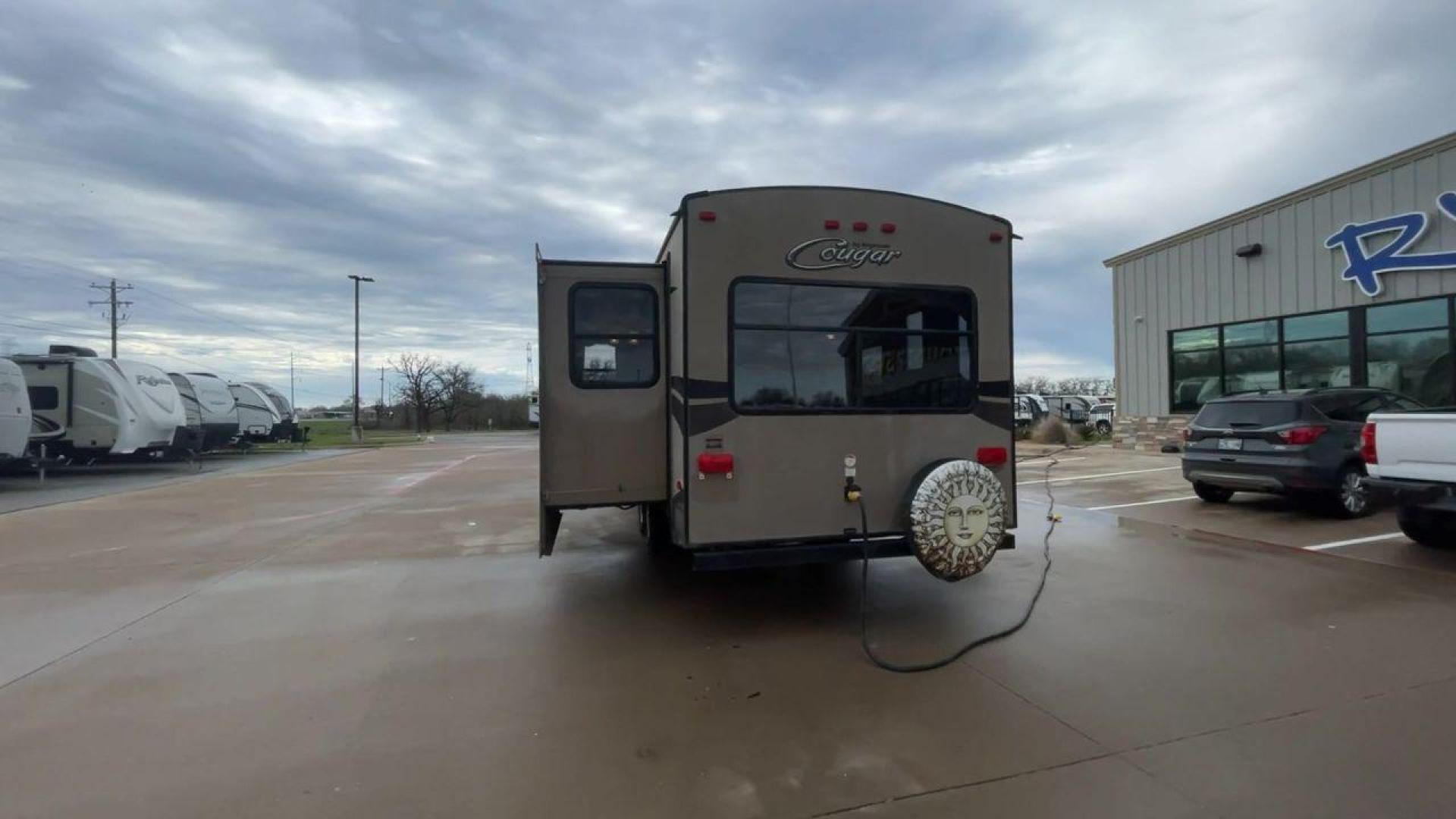 2016 KEYSTONE COUGAR 28RLS (4YDT28R21GV) , located at 4319 N Main St, Cleburne, TX, 76033, (817) 678-5133, 32.385960, -97.391212 - Photo#8