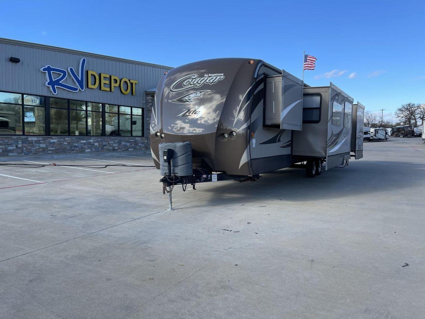 2016 KEYSTONE COUGAR 32FBS (4YDT32F28GV) , located at 4319 N Main St, Cleburne, TX, 76033, (817) 678-5133, 32.385960, -97.391212 - Photo#0