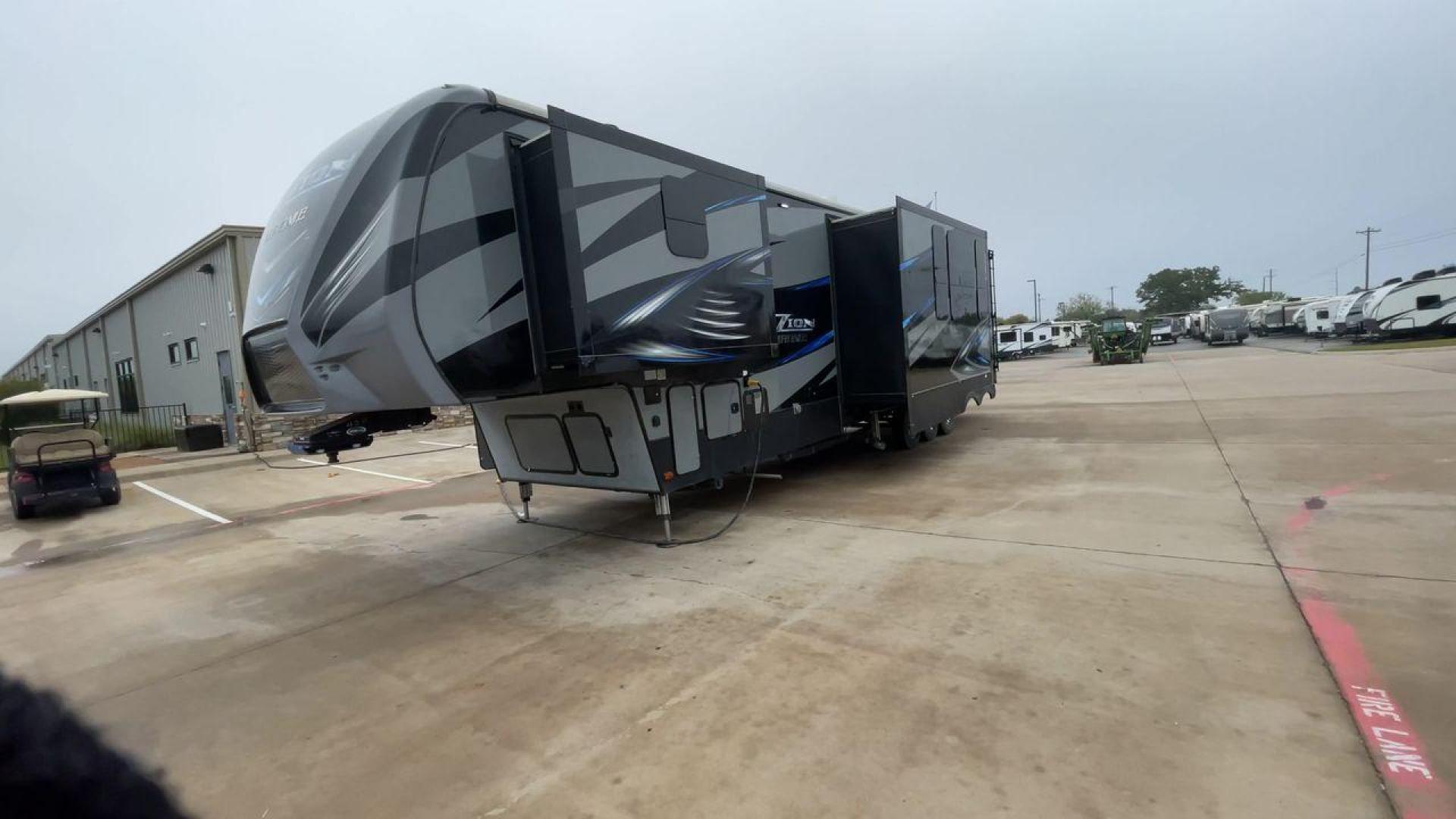 2016 KEYSTONE FUZION 420 (4YDF42035GF) , Length: 43 ft. | Dry Weight: 15,095 lbs. | Gross Weight: 19,000 lbs. | Slides: 3 transmission, located at 4319 N Main St, Cleburne, TX, 76033, (817) 678-5133, 32.385960, -97.391212 - The 2016 Keystone Fuzion 420 is a fifth-wheel toy hauler with an impressive length of 43 feet, offering plenty of space for adventures on the road. With a dry weight of 15,095 lbs and a gross weight of 19,000 lbs, this trailer is designed for heavy-duty use. It provides a large cargo carrying capaci - Photo#5