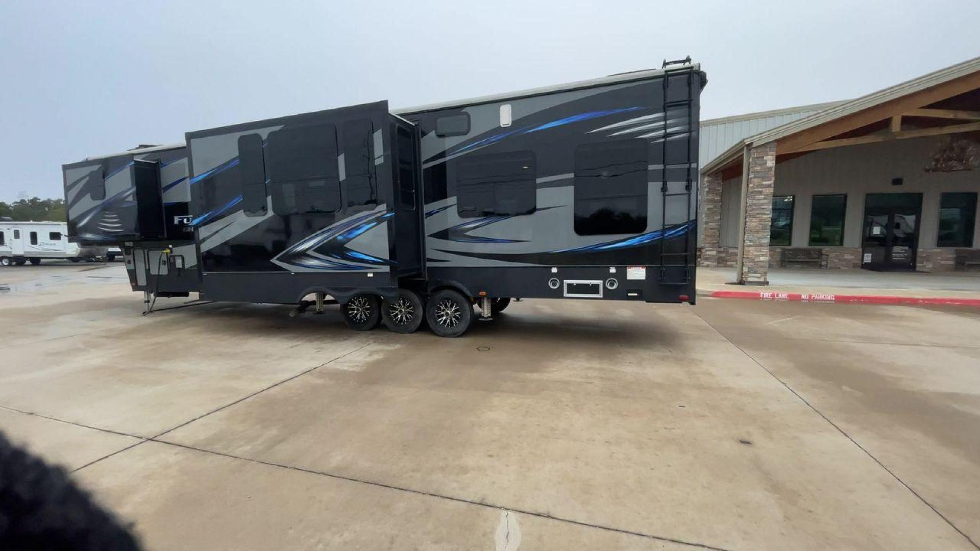 2016 KEYSTONE FUZION 420 (4YDF42035GF) , Length: 43 ft. | Dry Weight: 15,095 lbs. | Gross Weight: 19,000 lbs. | Slides: 3 transmission, located at 4319 N Main St, Cleburne, TX, 76033, (817) 678-5133, 32.385960, -97.391212 - The 2016 Keystone Fuzion 420 is a fifth-wheel toy hauler with an impressive length of 43 feet, offering plenty of space for adventures on the road. With a dry weight of 15,095 lbs and a gross weight of 19,000 lbs, this trailer is designed for heavy-duty use. It provides a large cargo carrying capaci - Photo#7