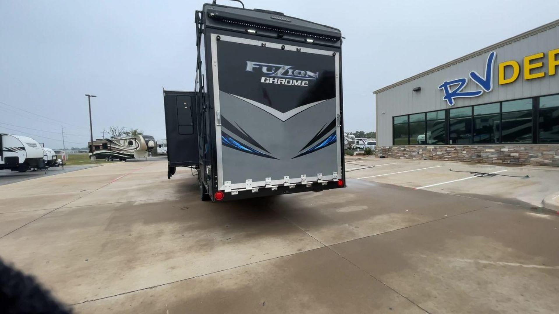 2016 KEYSTONE FUZION 420 (4YDF42035GF) , Length: 43 ft. | Dry Weight: 15,095 lbs. | Gross Weight: 19,000 lbs. | Slides: 3 transmission, located at 4319 N Main St, Cleburne, TX, 76033, (817) 678-5133, 32.385960, -97.391212 - The 2016 Keystone Fuzion 420 is a fifth-wheel toy hauler with an impressive length of 43 feet, offering plenty of space for adventures on the road. With a dry weight of 15,095 lbs and a gross weight of 19,000 lbs, this trailer is designed for heavy-duty use. It provides a large cargo carrying capaci - Photo#8