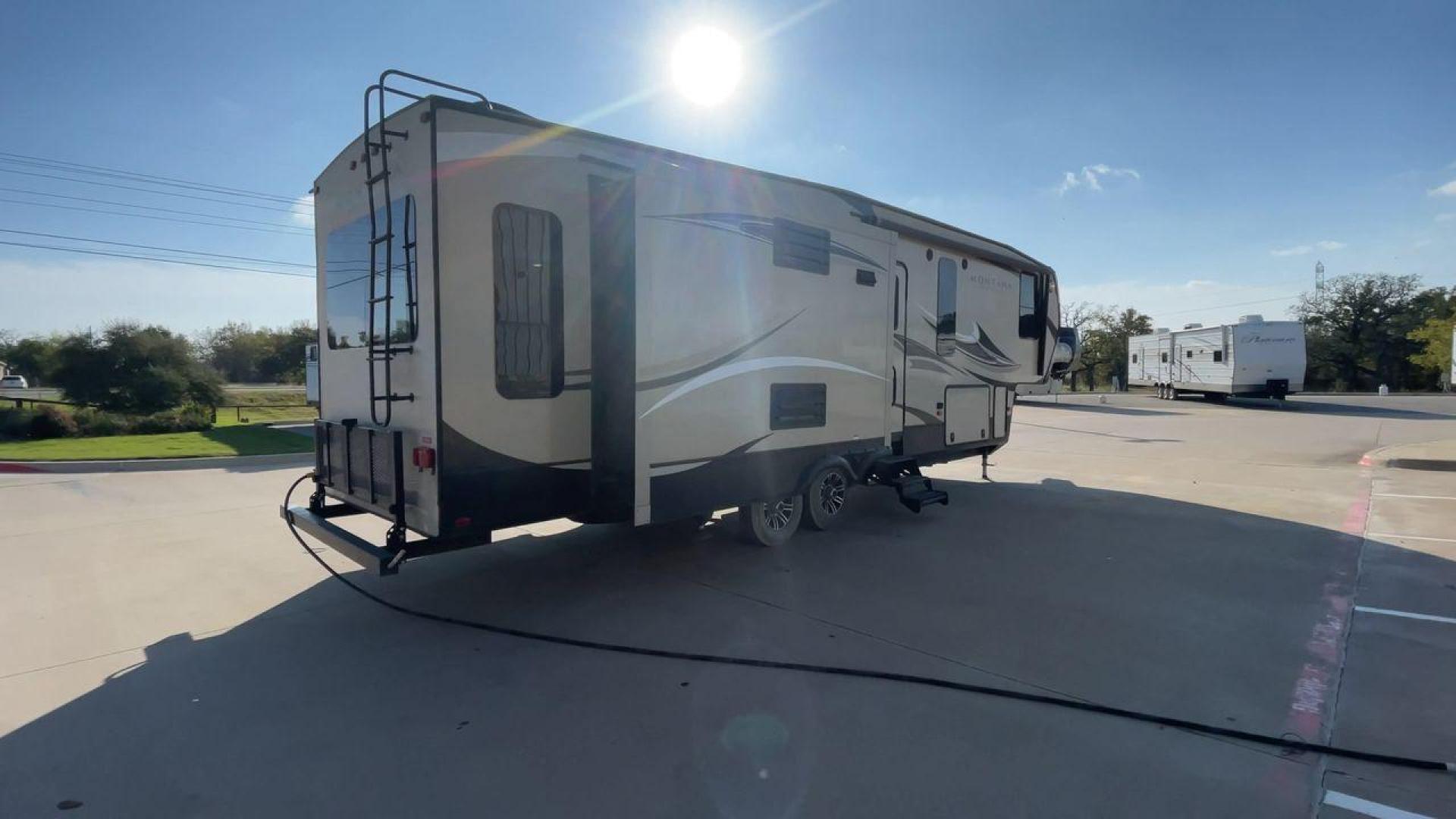 2016 KEYSTONE MONTANA 305RL (4YDF30529GA) , Length: 35 ft. | Dry Weight: 10,120 lbs. | Slides: 3 transmission, located at 4319 N Main St, Cleburne, TX, 76033, (817) 678-5133, 32.385960, -97.391212 - Photo#1