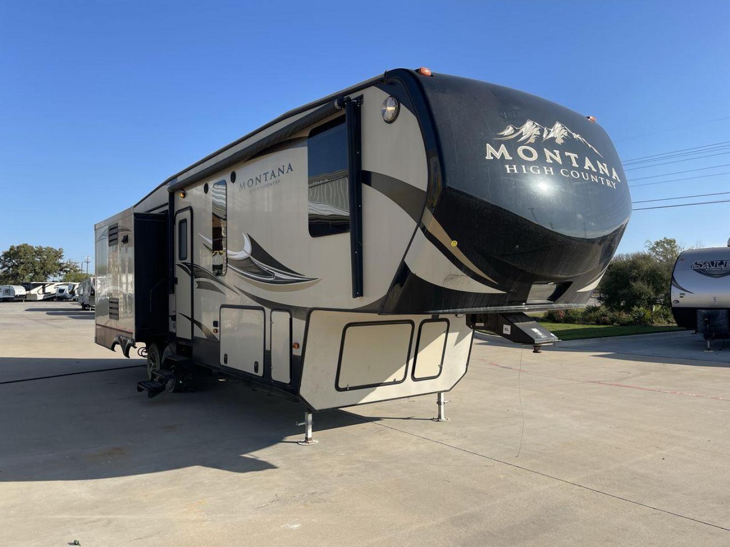 2016 KEYSTONE MONTANA 305RL (4YDF30529GA) , Length: 35 ft. | Dry Weight: 10,120 lbs. | Slides: 3 transmission, located at 4319 N Main St, Cleburne, TX, 76033, (817) 678-5133, 32.385960, -97.391212 - Photo#22