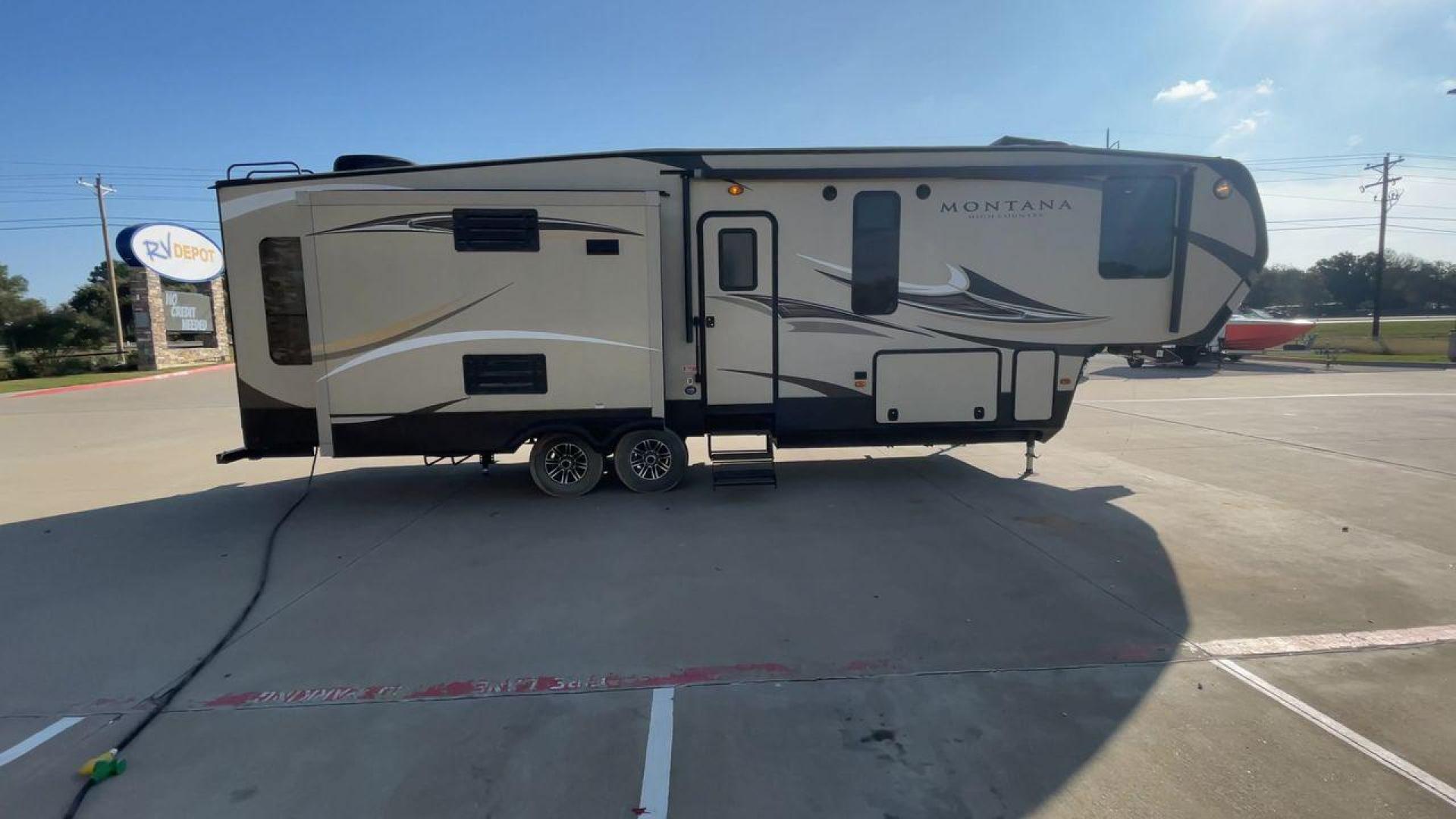 2016 KEYSTONE MONTANA 305RL (4YDF30529GA) , Length: 35 ft. | Dry Weight: 10,120 lbs. | Slides: 3 transmission, located at 4319 N Main St, Cleburne, TX, 76033, (817) 678-5133, 32.385960, -97.391212 - Photo#2