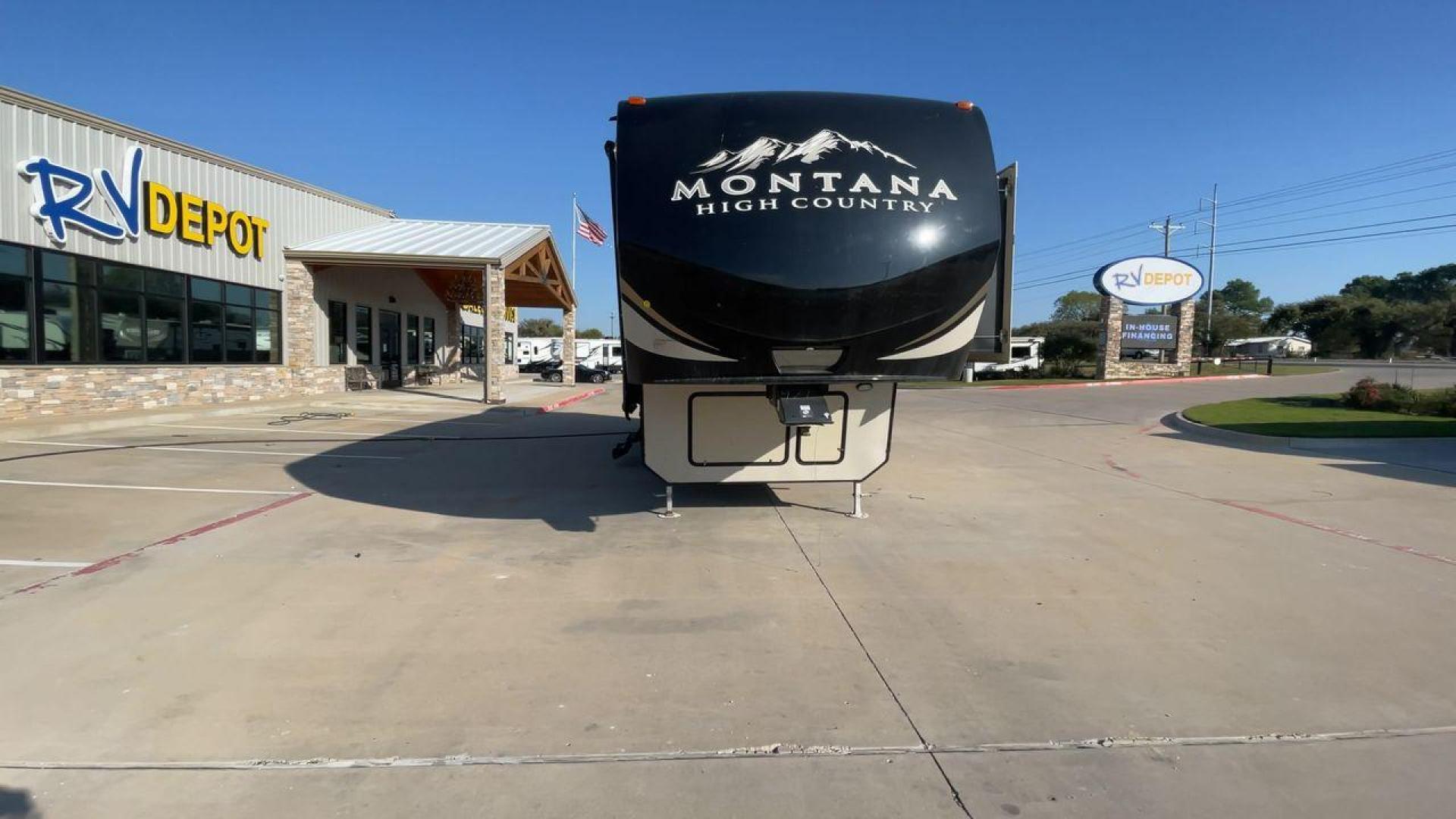 2016 KEYSTONE MONTANA 305RL (4YDF30529GA) , Length: 35 ft. | Dry Weight: 10,120 lbs. | Slides: 3 transmission, located at 4319 N Main St, Cleburne, TX, 76033, (817) 678-5133, 32.385960, -97.391212 - Photo#4