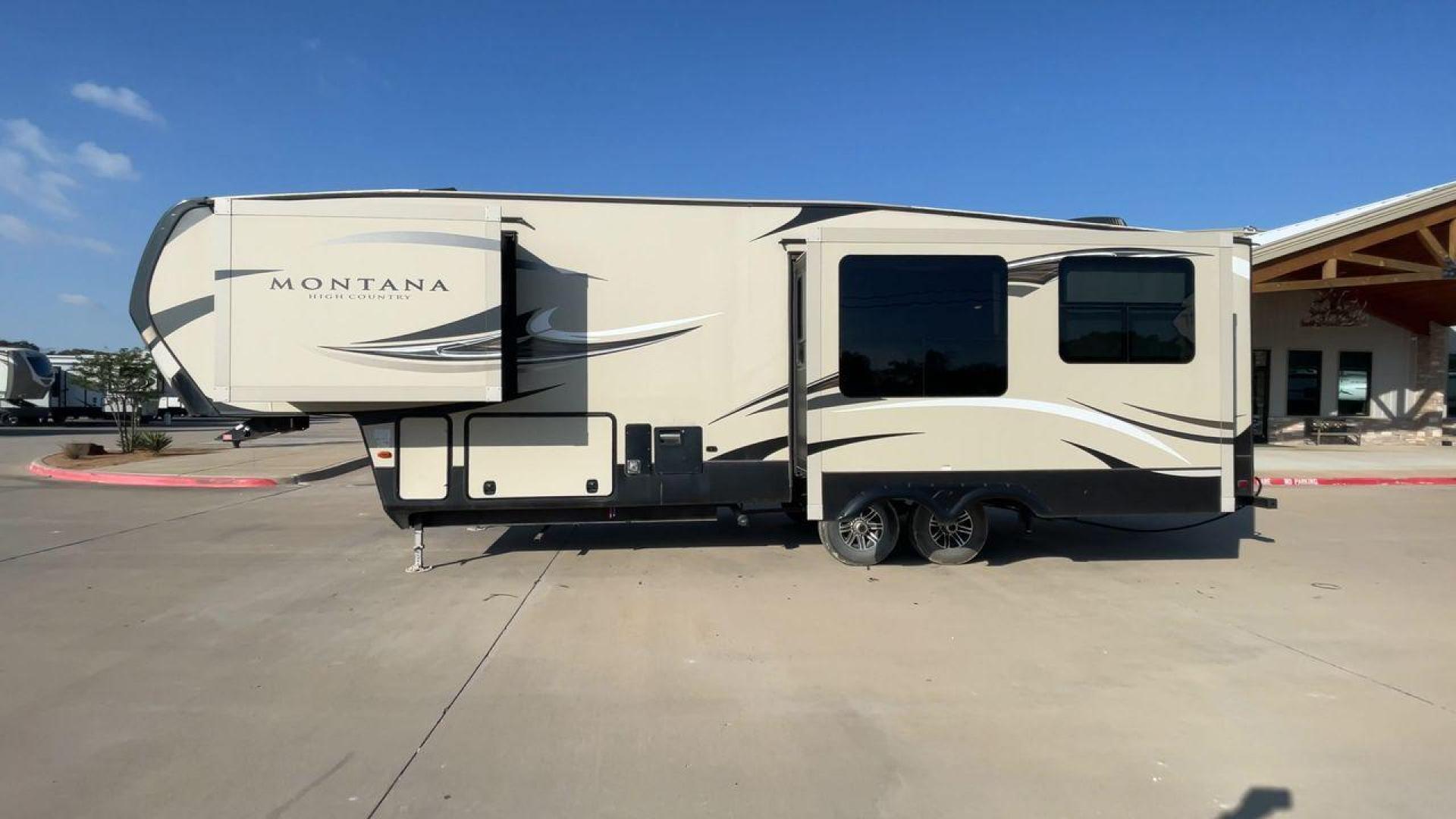 2016 KEYSTONE MONTANA 305RL (4YDF30529GA) , Length: 35 ft. | Dry Weight: 10,120 lbs. | Slides: 3 transmission, located at 4319 N Main St, Cleburne, TX, 76033, (817) 678-5133, 32.385960, -97.391212 - Photo#6