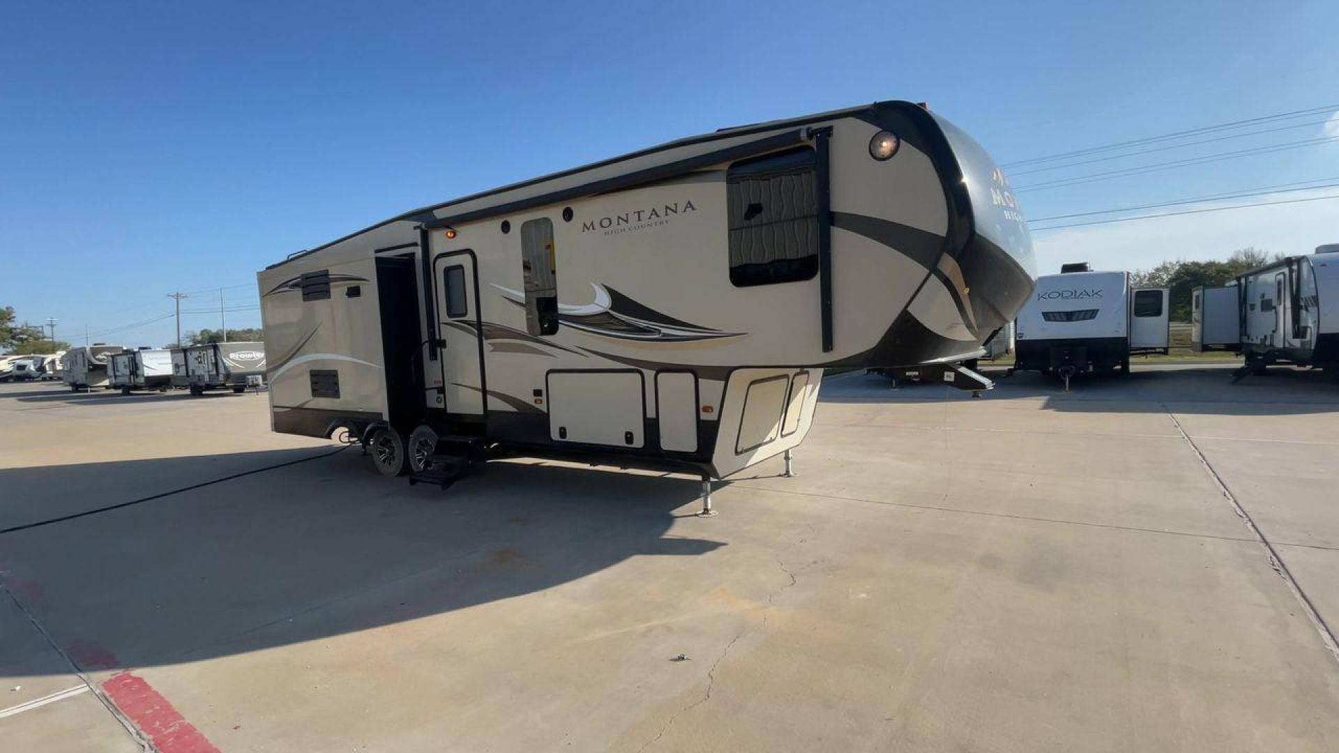 2016 KEYSTONE MONTANA 305RL (4YDF30529GA) , Length: 35 ft. | Dry Weight: 10,120 lbs. | Slides: 3 transmission, located at 4319 N Main St, Cleburne, TX, 76033, (817) 678-5133, 32.385960, -97.391212 - Photo#3