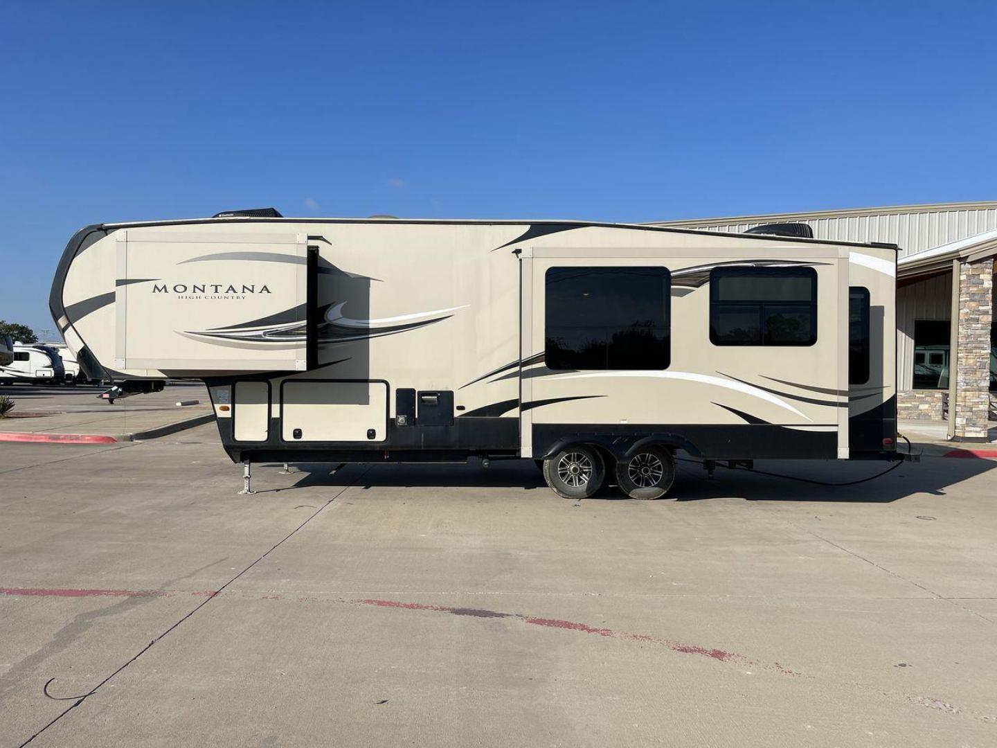 2016 KEYSTONE MONTANA 305RL (4YDF30529GA) , Length: 35 ft. | Dry Weight: 10,120 lbs. | Slides: 3 transmission, located at 4319 N Main St, Cleburne, TX, 76033, (817) 678-5133, 32.385960, -97.391212 - Photo#24