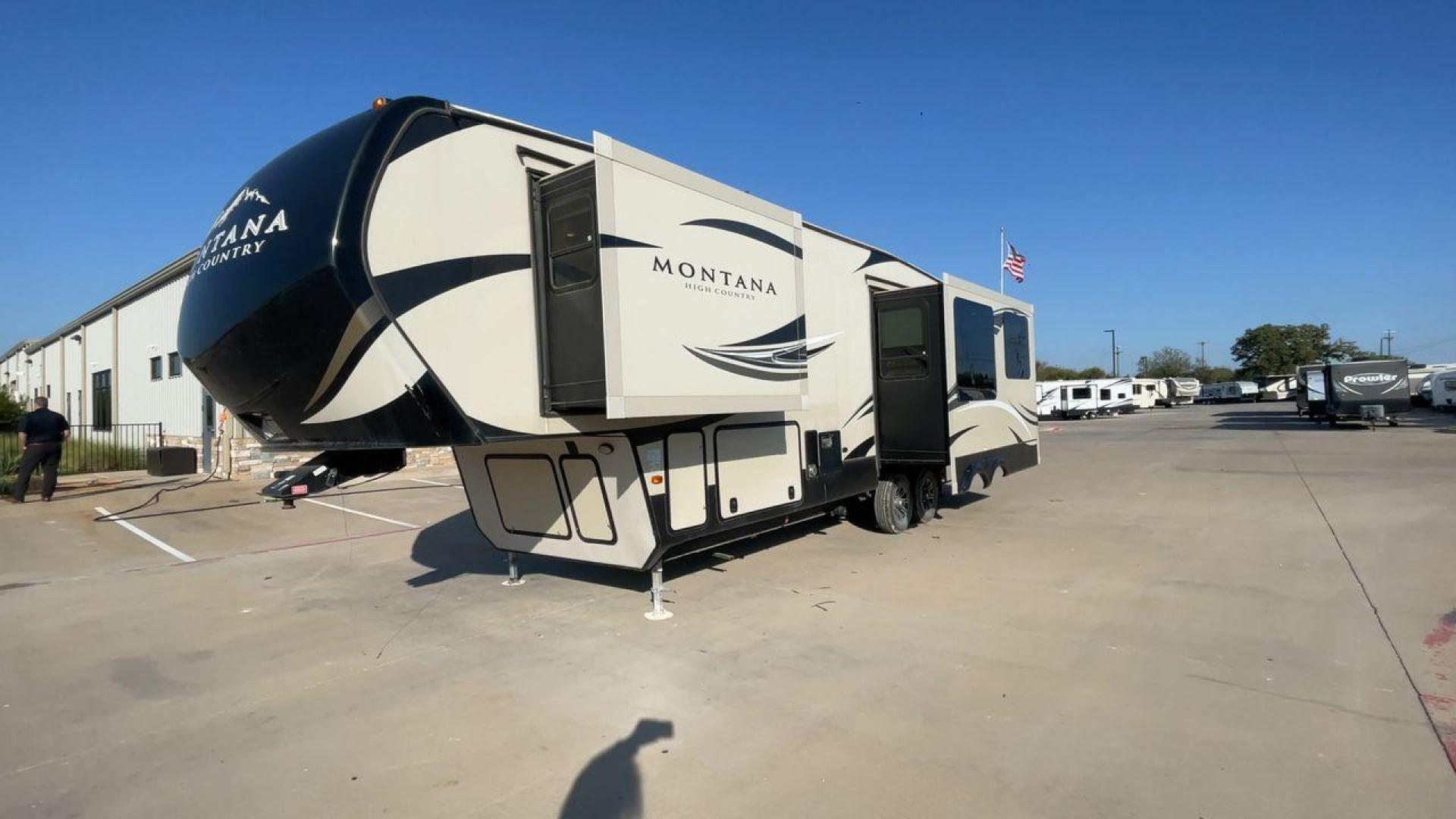 2016 KEYSTONE MONTANA 305RL (4YDF30529GA) , Length: 35 ft. | Dry Weight: 10,120 lbs. | Slides: 3 transmission, located at 4319 N Main St, Cleburne, TX, 76033, (817) 678-5133, 32.385960, -97.391212 - Photo#5