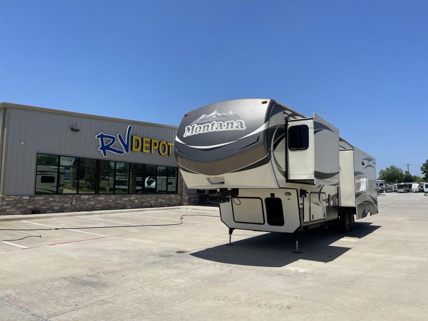 2016 KEYSTONE MONTANA 3611RL (4YDF36126G4) , located at 4319 N Main St, Cleburne, TX, 76033, (817) 678-5133, 32.385960, -97.391212 - Photo#0