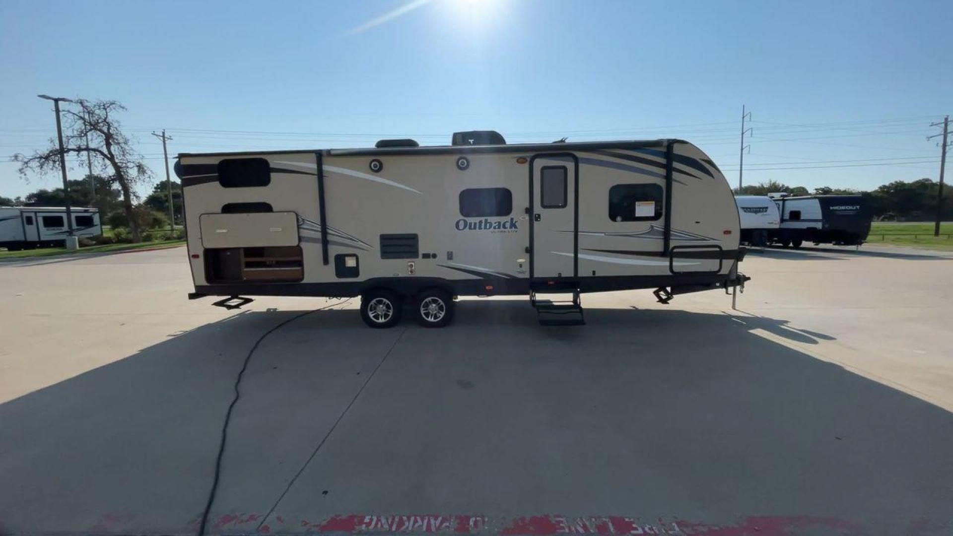 2016 KEYSTONE OUTBACK 276UBH (4YDT27628GB) , located at 4319 N Main St, Cleburne, TX, 76033, (817) 678-5133, 32.385960, -97.391212 - Photo#2