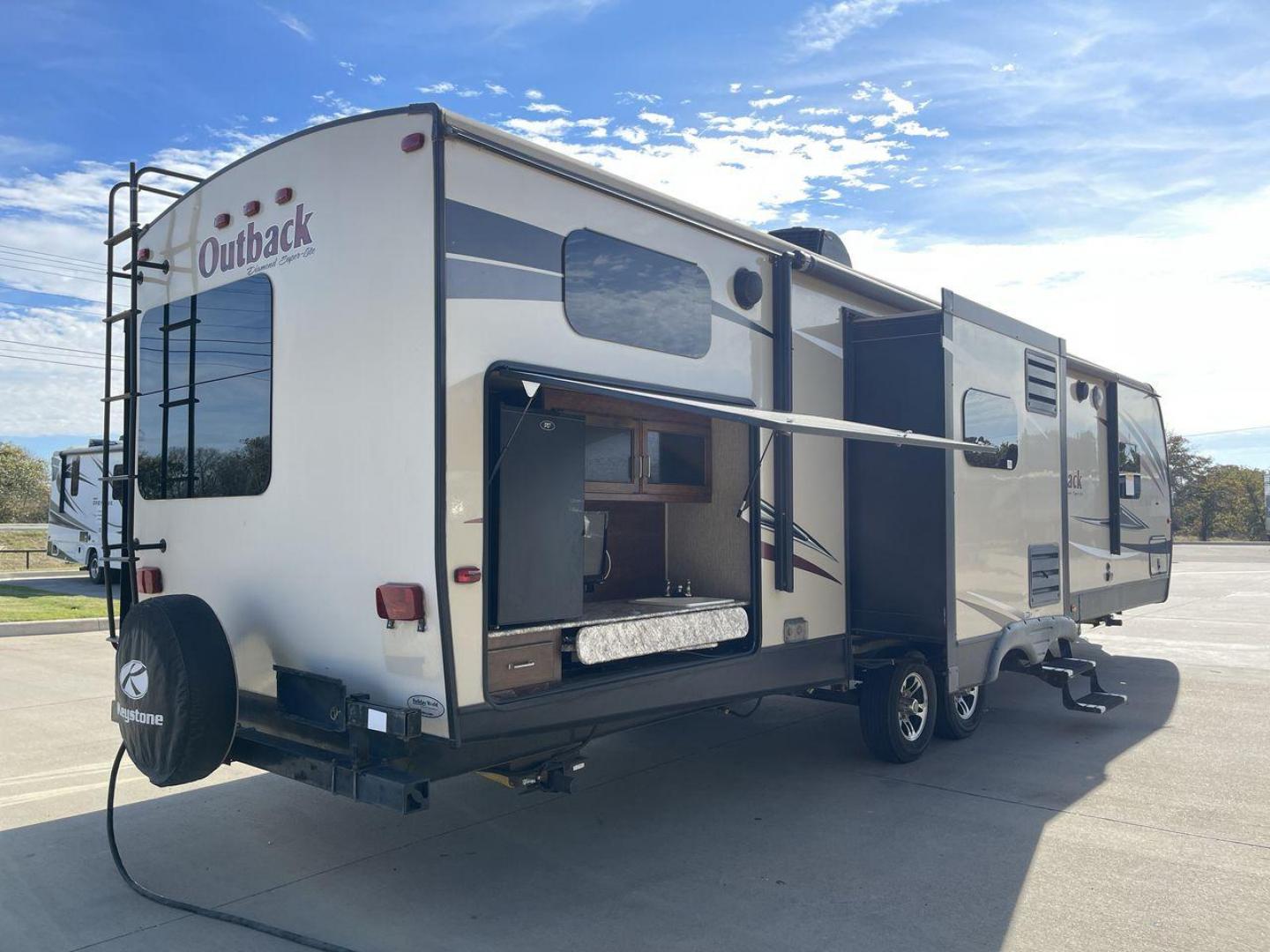 2016 KEYSTONE OUTBACK 325BH (4YDT32524GB) , Length: 37.42 ft. | Dry Weight: 8,325 lbs. | Gross Weight: 10,500 lbs. | Slides: 3 transmission, located at 4319 N Main St, Cleburne, TX, 76033, (817) 678-5133, 32.385960, -97.391212 - Photo#25