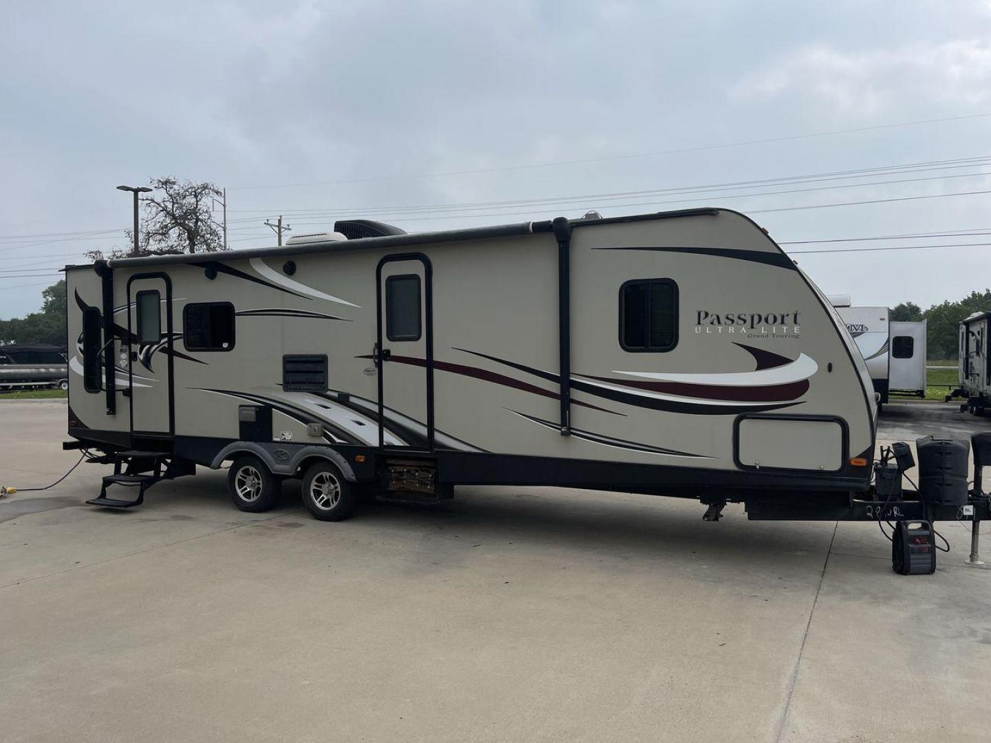 2016 KEYSTONE PASSPORT 2890RL (4YDT28924GT) , Length: 33.25 ft. | Dry Weight: 5,500 lbs. | Gross Weight: 7,200 lbs. | Slides: 1 transmission, located at 4319 N Main St, Cleburne, TX, 76033, (817) 678-5133, 32.385960, -97.391212 - Photo#23