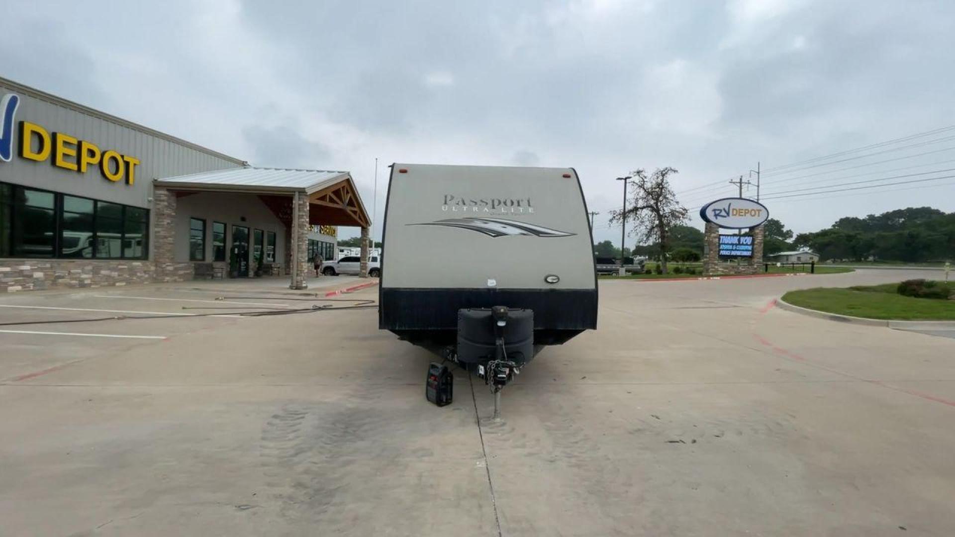 2016 KEYSTONE PASSPORT 2890RL (4YDT28924GT) , Length: 33.25 ft. | Dry Weight: 5,500 lbs. | Gross Weight: 7,200 lbs. | Slides: 1 transmission, located at 4319 N Main St, Cleburne, TX, 76033, (817) 678-5133, 32.385960, -97.391212 - Photo#4