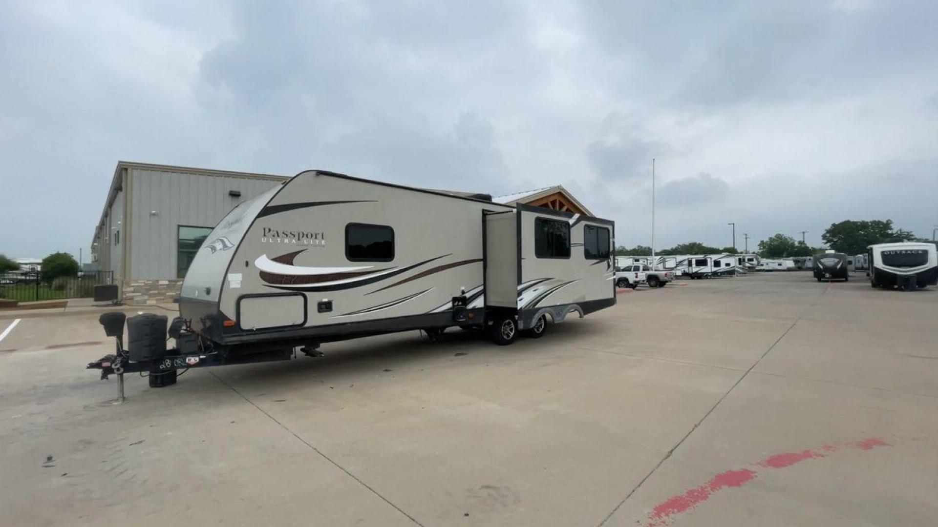 2016 KEYSTONE PASSPORT 2890RL (4YDT28924GT) , Length: 33.25 ft. | Dry Weight: 5,500 lbs. | Gross Weight: 7,200 lbs. | Slides: 1 transmission, located at 4319 N Main St, Cleburne, TX, 76033, (817) 678-5133, 32.385960, -97.391212 - Photo#5