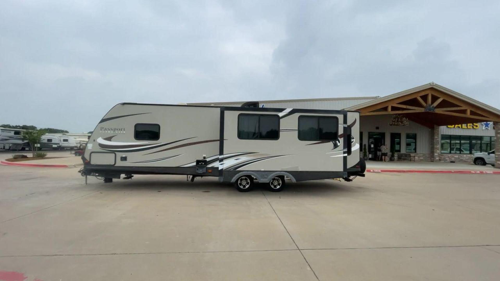 2016 KEYSTONE PASSPORT 2890RL (4YDT28924GT) , Length: 33.25 ft. | Dry Weight: 5,500 lbs. | Gross Weight: 7,200 lbs. | Slides: 1 transmission, located at 4319 N Main St, Cleburne, TX, 76033, (817) 678-5133, 32.385960, -97.391212 - Photo#6