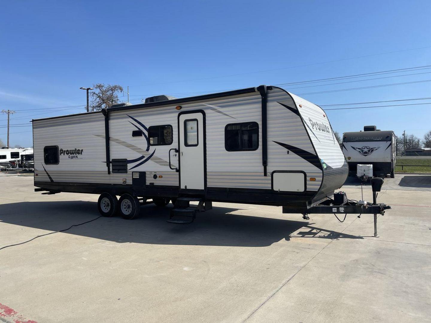 2016 KEYSTONE PROWLER 30LX (5SFPB3324GE) , Length: 33.92 ft. | Dry Weight: 6,720 lbs. | Gross Weight: 9,000 lbs. | Slides: 1 transmission, located at 4319 N Main St, Cleburne, TX, 76033, (817) 678-5133, 32.385960, -97.391212 - The 2016 Keystone Prowler 30LX is a travel trailer designed to make our camping experiences extraordinary. With a dry weight of 6,720 lbs. and a gross weight of 9,000 lbs., this Heartland Prowler 30LX is lightweight yet sturdy. It is equipped with a single slide, which adds extra living space when e - Photo#23