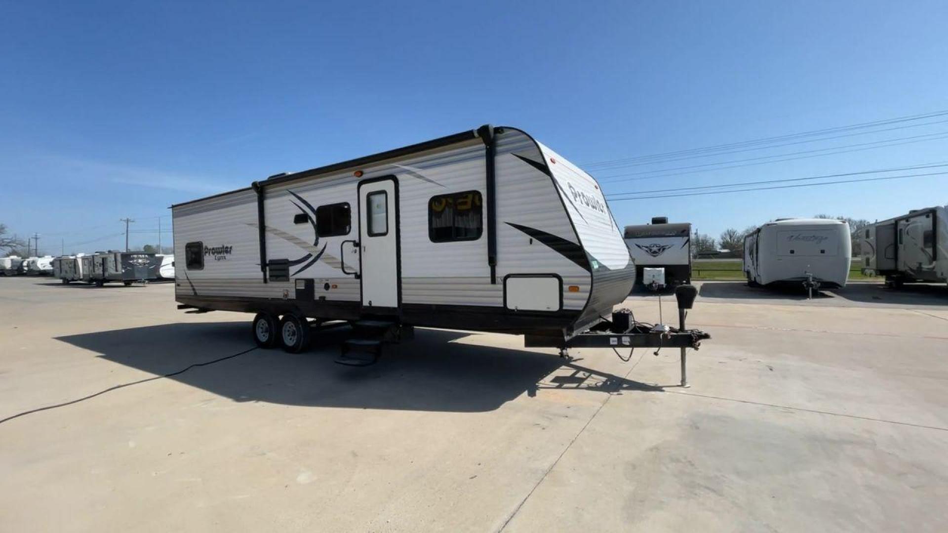 2016 KEYSTONE PROWLER 30LX (5SFPB3324GE) , Length: 33.92 ft. | Dry Weight: 6,720 lbs. | Gross Weight: 9,000 lbs. | Slides: 1 transmission, located at 4319 N Main St, Cleburne, TX, 76033, (817) 678-5133, 32.385960, -97.391212 - The 2016 Keystone Prowler 30LX is a travel trailer designed to make our camping experiences extraordinary. With a dry weight of 6,720 lbs. and a gross weight of 9,000 lbs., this Heartland Prowler 30LX is lightweight yet sturdy. It is equipped with a single slide, which adds extra living space when e - Photo#3