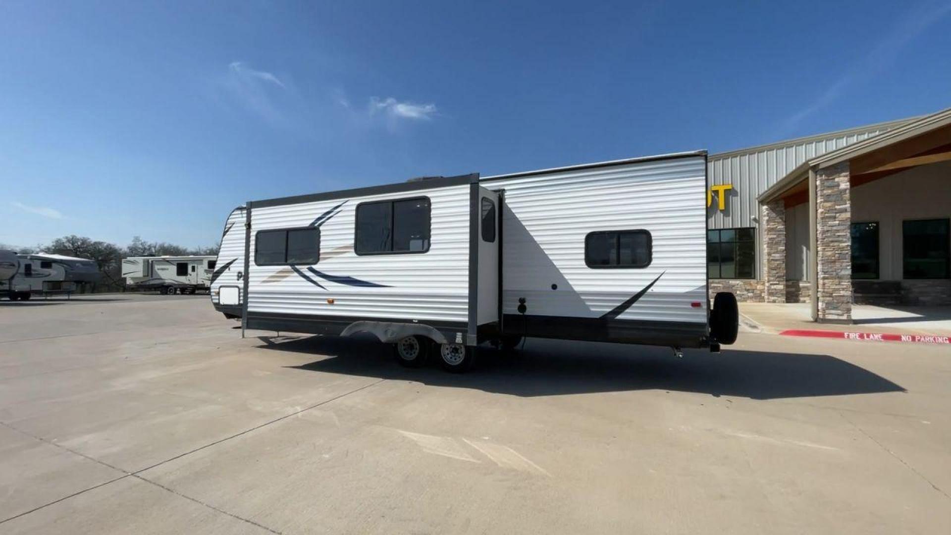 2016 KEYSTONE PROWLER 30LX (5SFPB3324GE) , Length: 33.92 ft. | Dry Weight: 6,720 lbs. | Gross Weight: 9,000 lbs. | Slides: 1 transmission, located at 4319 N Main St, Cleburne, TX, 76033, (817) 678-5133, 32.385960, -97.391212 - The 2016 Keystone Prowler 30LX is a travel trailer designed to make our camping experiences extraordinary. With a dry weight of 6,720 lbs. and a gross weight of 9,000 lbs., this Heartland Prowler 30LX is lightweight yet sturdy. It is equipped with a single slide, which adds extra living space when e - Photo#7