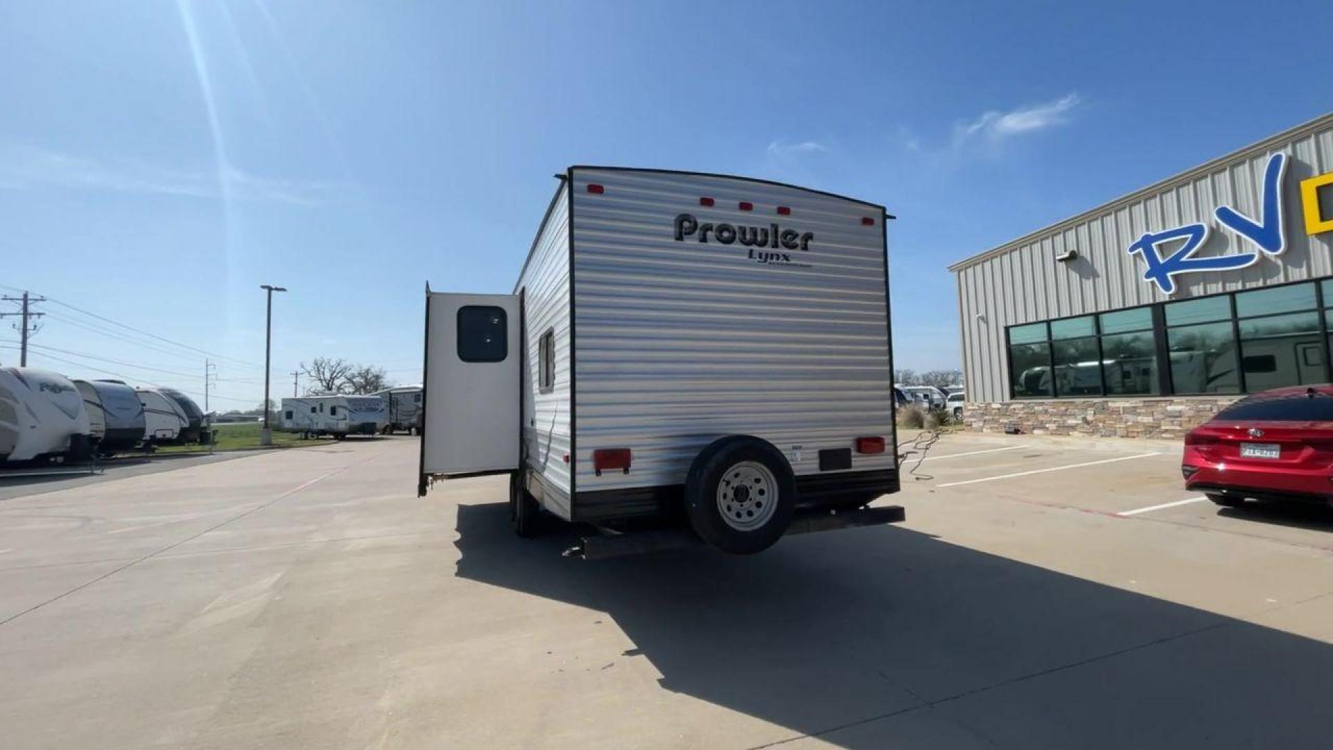 2016 KEYSTONE PROWLER 30LX (5SFPB3324GE) , Length: 33.92 ft. | Dry Weight: 6,720 lbs. | Gross Weight: 9,000 lbs. | Slides: 1 transmission, located at 4319 N Main St, Cleburne, TX, 76033, (817) 678-5133, 32.385960, -97.391212 - The 2016 Keystone Prowler 30LX is a travel trailer designed to make our camping experiences extraordinary. With a dry weight of 6,720 lbs. and a gross weight of 9,000 lbs., this Heartland Prowler 30LX is lightweight yet sturdy. It is equipped with a single slide, which adds extra living space when e - Photo#8