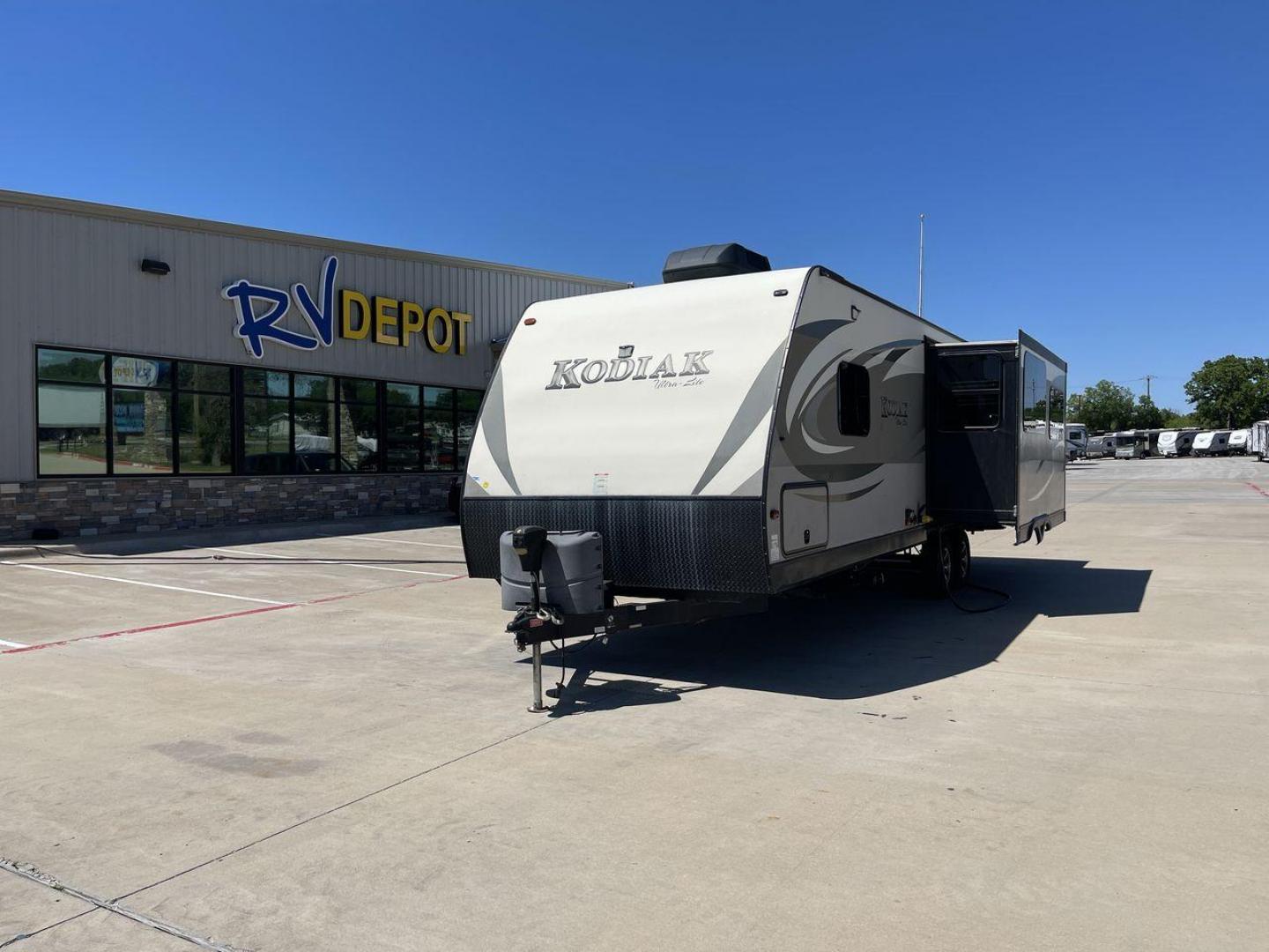 2016 TAN KEYSTONE RV KODIAK 291RESL (4YDT29125GJ) , Length: 32.33 ft. | Dry Weight: 6,536 lbs. | Slides: 2 transmission, located at 4319 N Main St, Cleburne, TX, 76033, (817) 678-5133, 32.385960, -97.391212 - Start your adventures in comfort with this 2016 Keystone RV Kodiak 291RESL! This travel trailer measures 32.33 ft. in length and 11.08 ft. in height. It has a dry weight of 6,536 lbs. and a payload capacity of 2,364 lbs. This unit comes with 2 power slides as well as a power awning. This Kodia - Photo#0