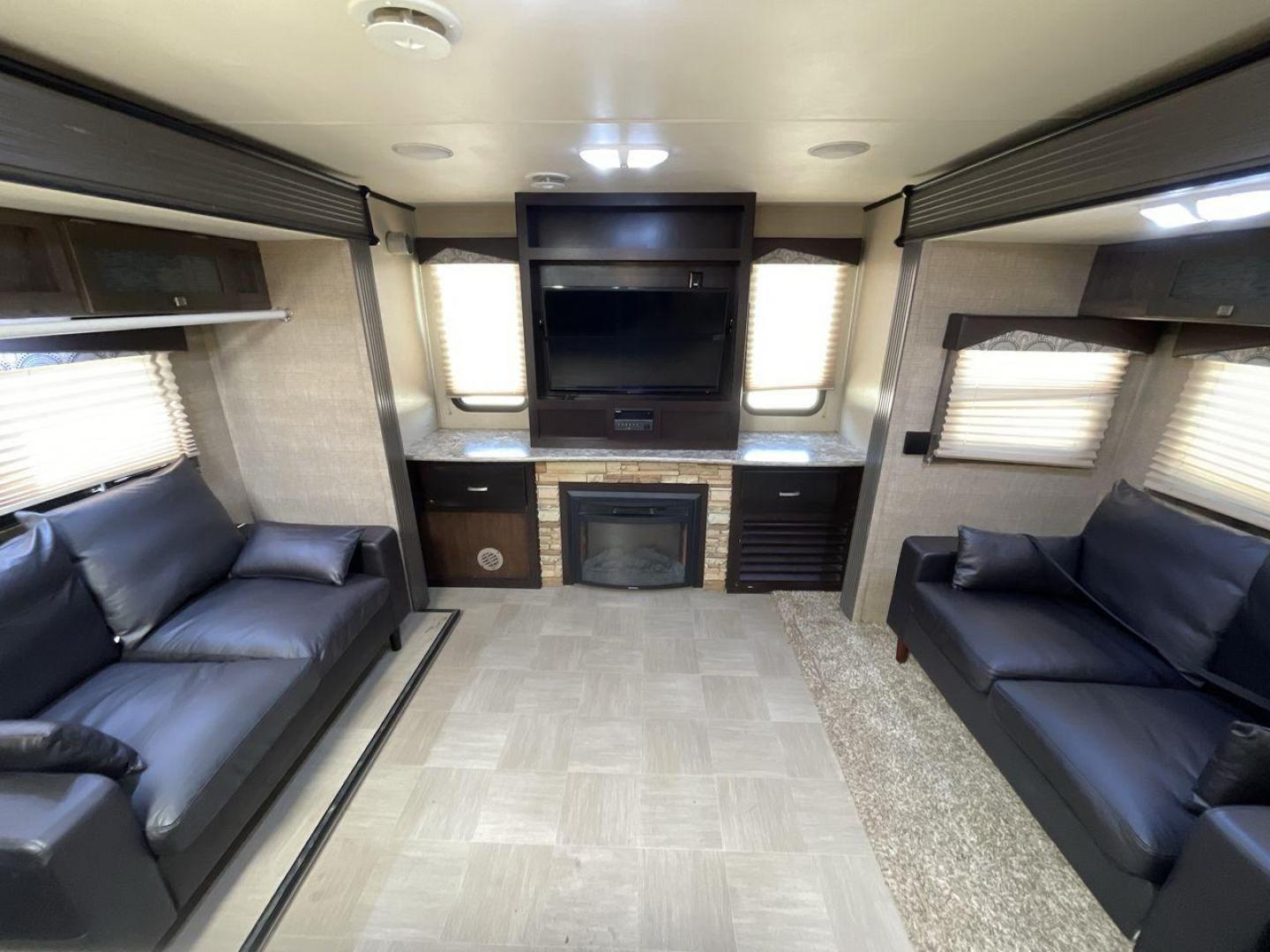 2016 TAN KEYSTONE RV KODIAK 291RESL (4YDT29125GJ) , Length: 32.33 ft. | Dry Weight: 6,536 lbs. | Slides: 2 transmission, located at 4319 N Main St, Cleburne, TX, 76033, (817) 678-5133, 32.385960, -97.391212 - Start your adventures in comfort with this 2016 Keystone RV Kodiak 291RESL! This travel trailer measures 32.33 ft. in length and 11.08 ft. in height. It has a dry weight of 6,536 lbs. and a payload capacity of 2,364 lbs. This unit comes with 2 power slides as well as a power awning. This Kodia - Photo#10