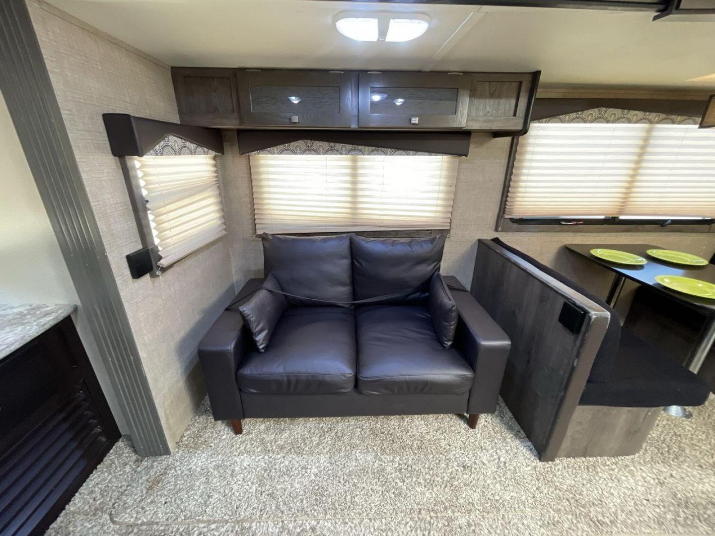 2016 TAN KEYSTONE RV KODIAK 291RESL (4YDT29125GJ) , Length: 32.33 ft. | Dry Weight: 6,536 lbs. | Slides: 2 transmission, located at 4319 N Main St, Cleburne, TX, 76033, (817) 678-5133, 32.385960, -97.391212 - Start your adventures in comfort with this 2016 Keystone RV Kodiak 291RESL! This travel trailer measures 32.33 ft. in length and 11.08 ft. in height. It has a dry weight of 6,536 lbs. and a payload capacity of 2,364 lbs. This unit comes with 2 power slides as well as a power awning. This Kodia - Photo#11