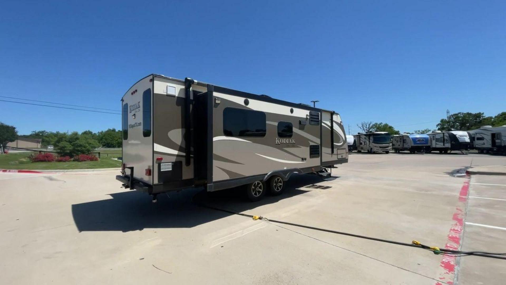 2016 TAN KEYSTONE RV KODIAK 291RESL (4YDT29125GJ) , Length: 32.33 ft. | Dry Weight: 6,536 lbs. | Slides: 2 transmission, located at 4319 N Main St, Cleburne, TX, 76033, (817) 678-5133, 32.385960, -97.391212 - Start your adventures in comfort with this 2016 Keystone RV Kodiak 291RESL! This travel trailer measures 32.33 ft. in length and 11.08 ft. in height. It has a dry weight of 6,536 lbs. and a payload capacity of 2,364 lbs. This unit comes with 2 power slides as well as a power awning. This Kodia - Photo#1