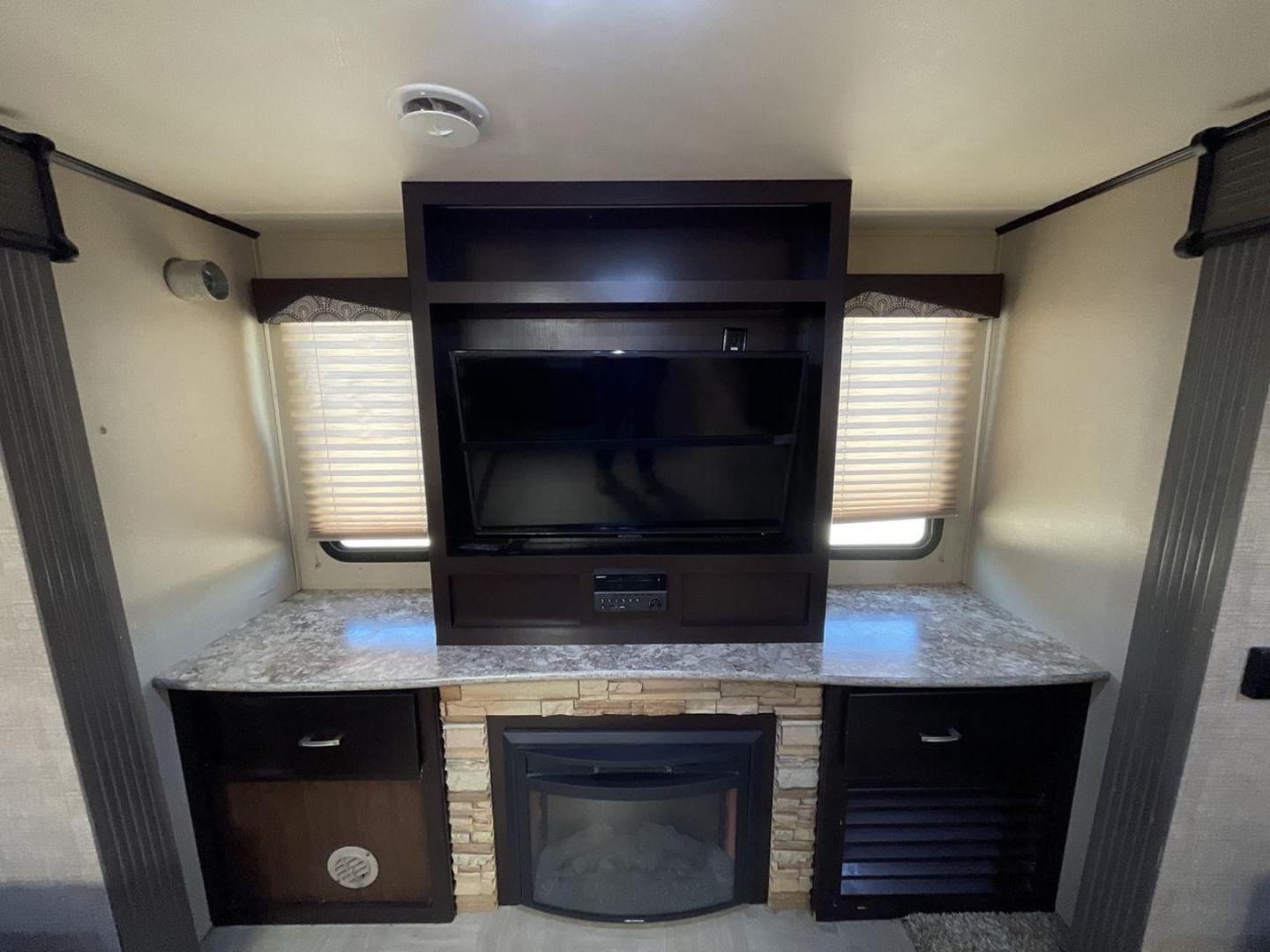 2016 TAN KEYSTONE RV KODIAK 291RESL (4YDT29125GJ) , Length: 32.33 ft. | Dry Weight: 6,536 lbs. | Slides: 2 transmission, located at 4319 N Main St, Cleburne, TX, 76033, (817) 678-5133, 32.385960, -97.391212 - Start your adventures in comfort with this 2016 Keystone RV Kodiak 291RESL! This travel trailer measures 32.33 ft. in length and 11.08 ft. in height. It has a dry weight of 6,536 lbs. and a payload capacity of 2,364 lbs. This unit comes with 2 power slides as well as a power awning. This Kodia - Photo#19