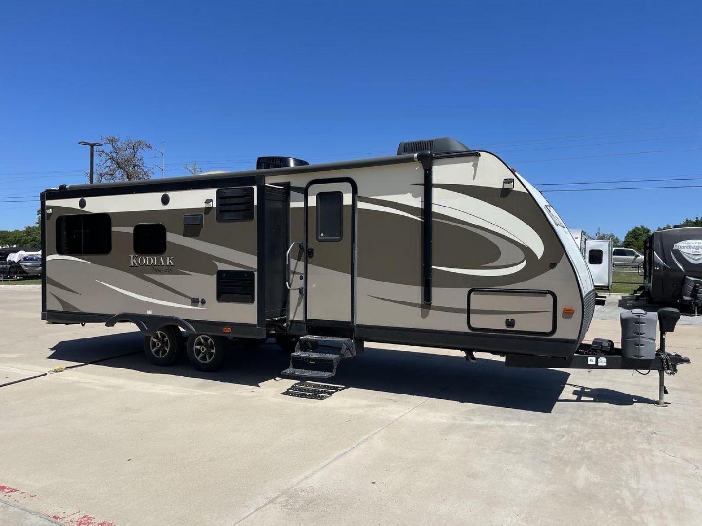 2016 TAN KEYSTONE RV KODIAK 291RESL (4YDT29125GJ) , Length: 32.33 ft. | Dry Weight: 6,536 lbs. | Slides: 2 transmission, located at 4319 N Main St, Cleburne, TX, 76033, (817) 678-5133, 32.385960, -97.391212 - Start your adventures in comfort with this 2016 Keystone RV Kodiak 291RESL! This travel trailer measures 32.33 ft. in length and 11.08 ft. in height. It has a dry weight of 6,536 lbs. and a payload capacity of 2,364 lbs. This unit comes with 2 power slides as well as a power awning. This Kodia - Photo#22