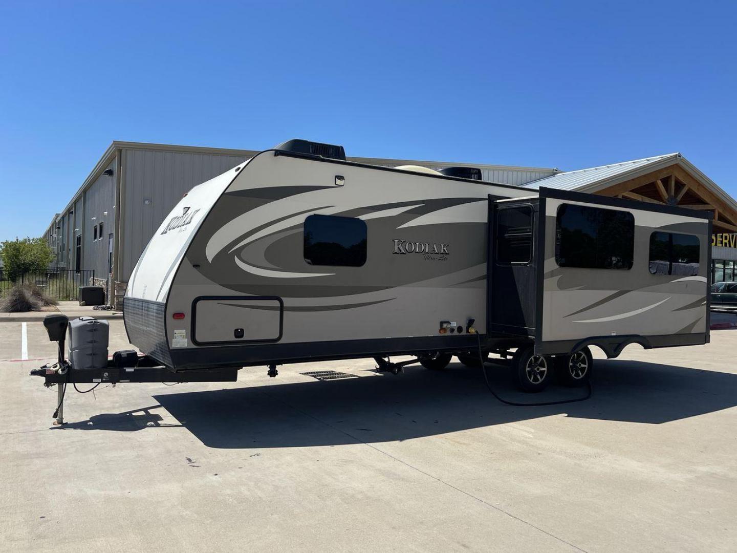 2016 TAN KEYSTONE RV KODIAK 291RESL (4YDT29125GJ) , Length: 32.33 ft. | Dry Weight: 6,536 lbs. | Slides: 2 transmission, located at 4319 N Main St, Cleburne, TX, 76033, (817) 678-5133, 32.385960, -97.391212 - Start your adventures in comfort with this 2016 Keystone RV Kodiak 291RESL! This travel trailer measures 32.33 ft. in length and 11.08 ft. in height. It has a dry weight of 6,536 lbs. and a payload capacity of 2,364 lbs. This unit comes with 2 power slides as well as a power awning. This Kodia - Photo#23