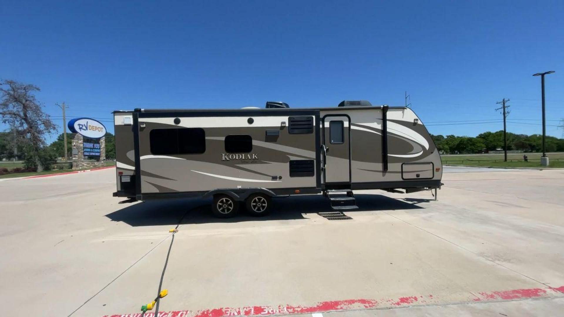 2016 TAN KEYSTONE RV KODIAK 291RESL (4YDT29125GJ) , Length: 32.33 ft. | Dry Weight: 6,536 lbs. | Slides: 2 transmission, located at 4319 N Main St, Cleburne, TX, 76033, (817) 678-5133, 32.385960, -97.391212 - Start your adventures in comfort with this 2016 Keystone RV Kodiak 291RESL! This travel trailer measures 32.33 ft. in length and 11.08 ft. in height. It has a dry weight of 6,536 lbs. and a payload capacity of 2,364 lbs. This unit comes with 2 power slides as well as a power awning. This Kodia - Photo#2