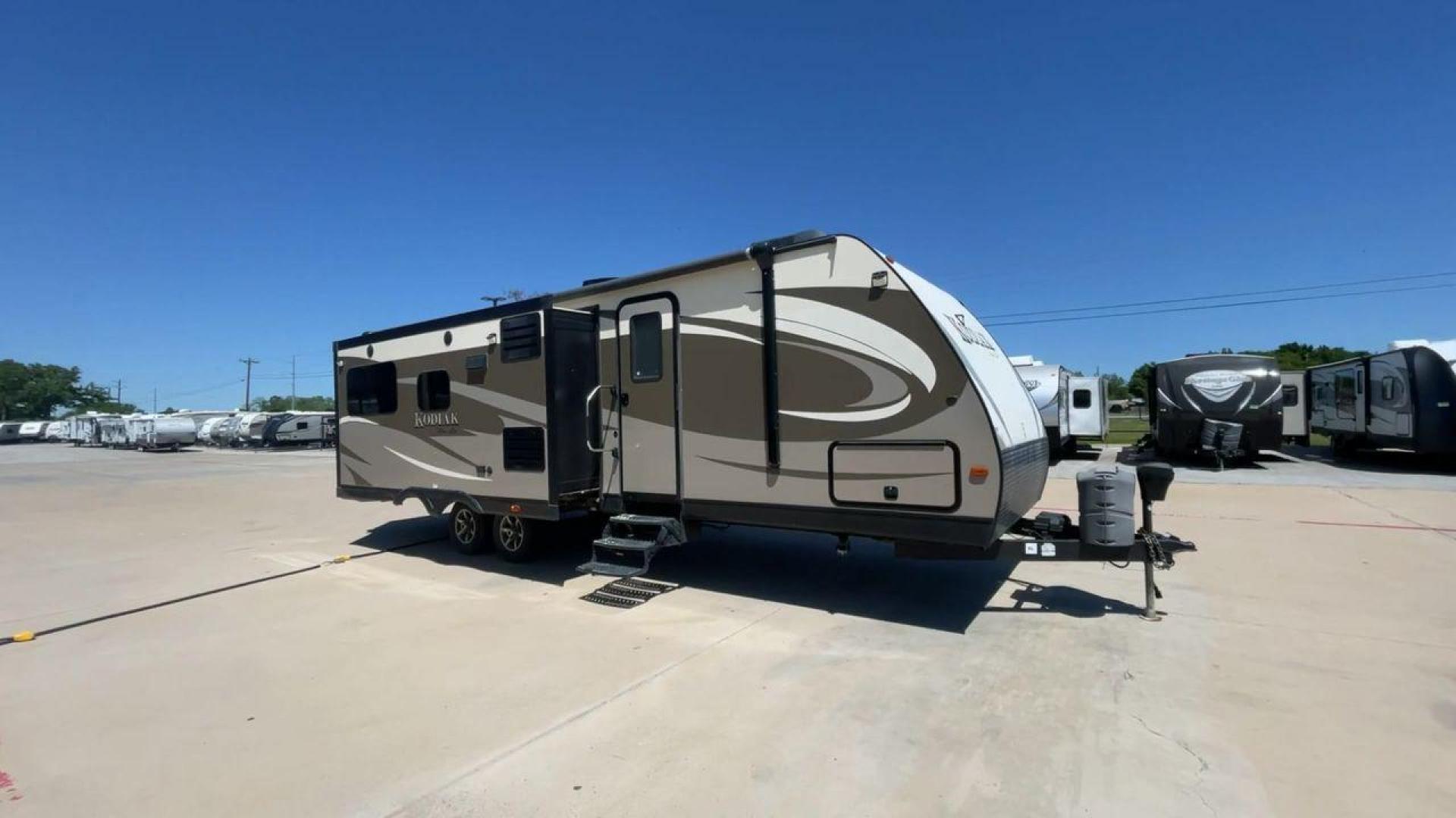 2016 TAN KEYSTONE RV KODIAK 291RESL (4YDT29125GJ) , Length: 32.33 ft. | Dry Weight: 6,536 lbs. | Slides: 2 transmission, located at 4319 N Main St, Cleburne, TX, 76033, (817) 678-5133, 32.385960, -97.391212 - Start your adventures in comfort with this 2016 Keystone RV Kodiak 291RESL! This travel trailer measures 32.33 ft. in length and 11.08 ft. in height. It has a dry weight of 6,536 lbs. and a payload capacity of 2,364 lbs. This unit comes with 2 power slides as well as a power awning. This Kodia - Photo#3