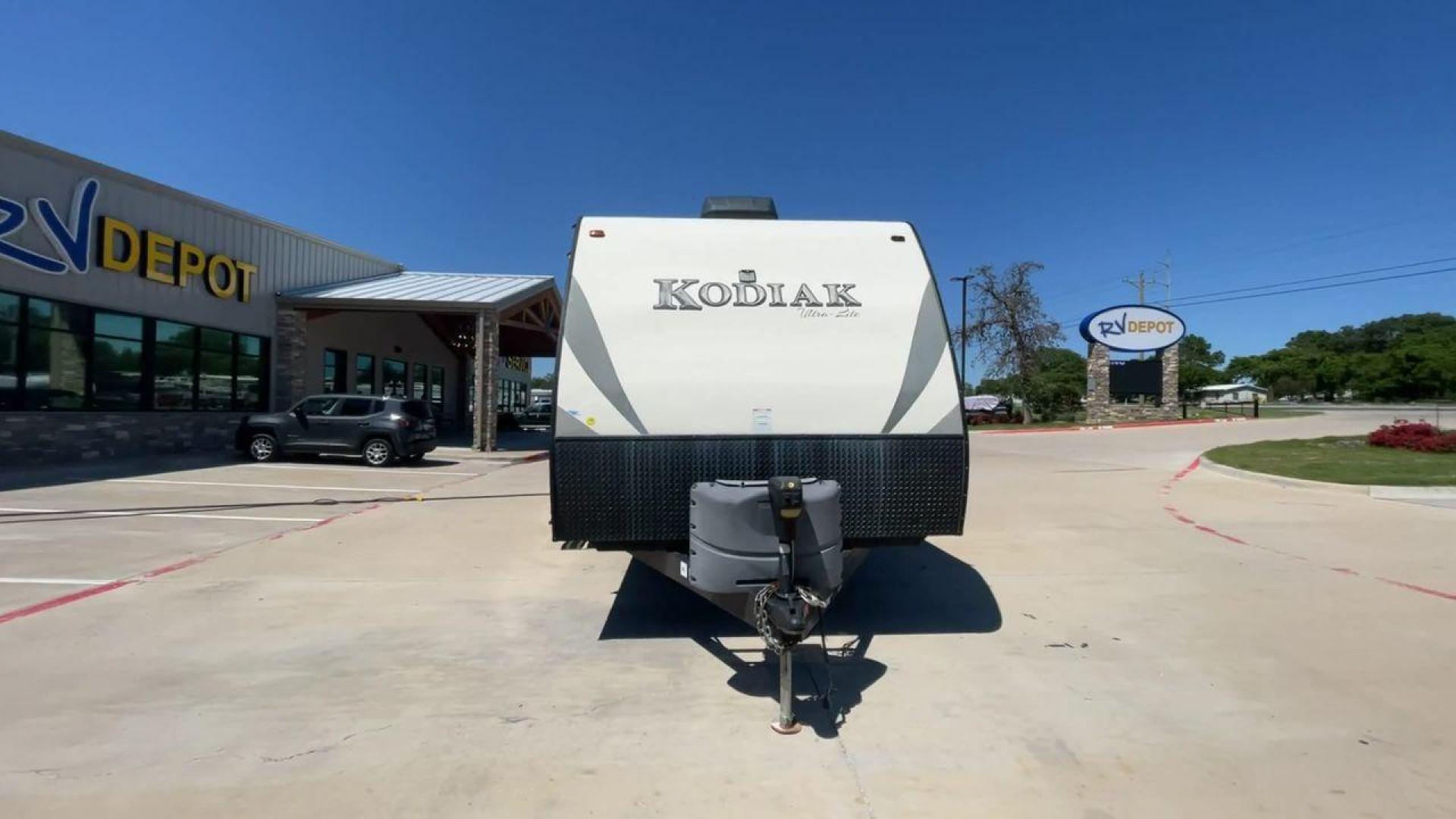 2016 TAN KEYSTONE RV KODIAK 291RESL (4YDT29125GJ) , Length: 32.33 ft. | Dry Weight: 6,536 lbs. | Slides: 2 transmission, located at 4319 N Main St, Cleburne, TX, 76033, (817) 678-5133, 32.385960, -97.391212 - Start your adventures in comfort with this 2016 Keystone RV Kodiak 291RESL! This travel trailer measures 32.33 ft. in length and 11.08 ft. in height. It has a dry weight of 6,536 lbs. and a payload capacity of 2,364 lbs. This unit comes with 2 power slides as well as a power awning. This Kodia - Photo#4