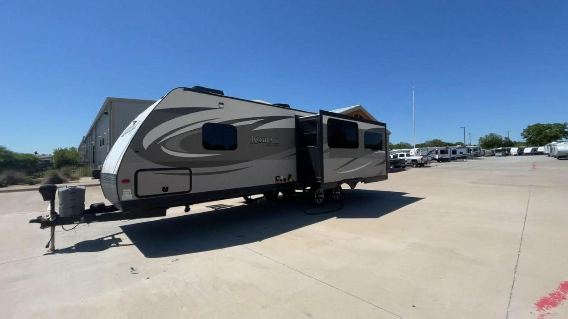 2016 TAN KEYSTONE RV KODIAK 291RESL (4YDT29125GJ) , Length: 32.33 ft. | Dry Weight: 6,536 lbs. | Slides: 2 transmission, located at 4319 N Main St, Cleburne, TX, 76033, (817) 678-5133, 32.385960, -97.391212 - Start your adventures in comfort with this 2016 Keystone RV Kodiak 291RESL! This travel trailer measures 32.33 ft. in length and 11.08 ft. in height. It has a dry weight of 6,536 lbs. and a payload capacity of 2,364 lbs. This unit comes with 2 power slides as well as a power awning. This Kodia - Photo#5