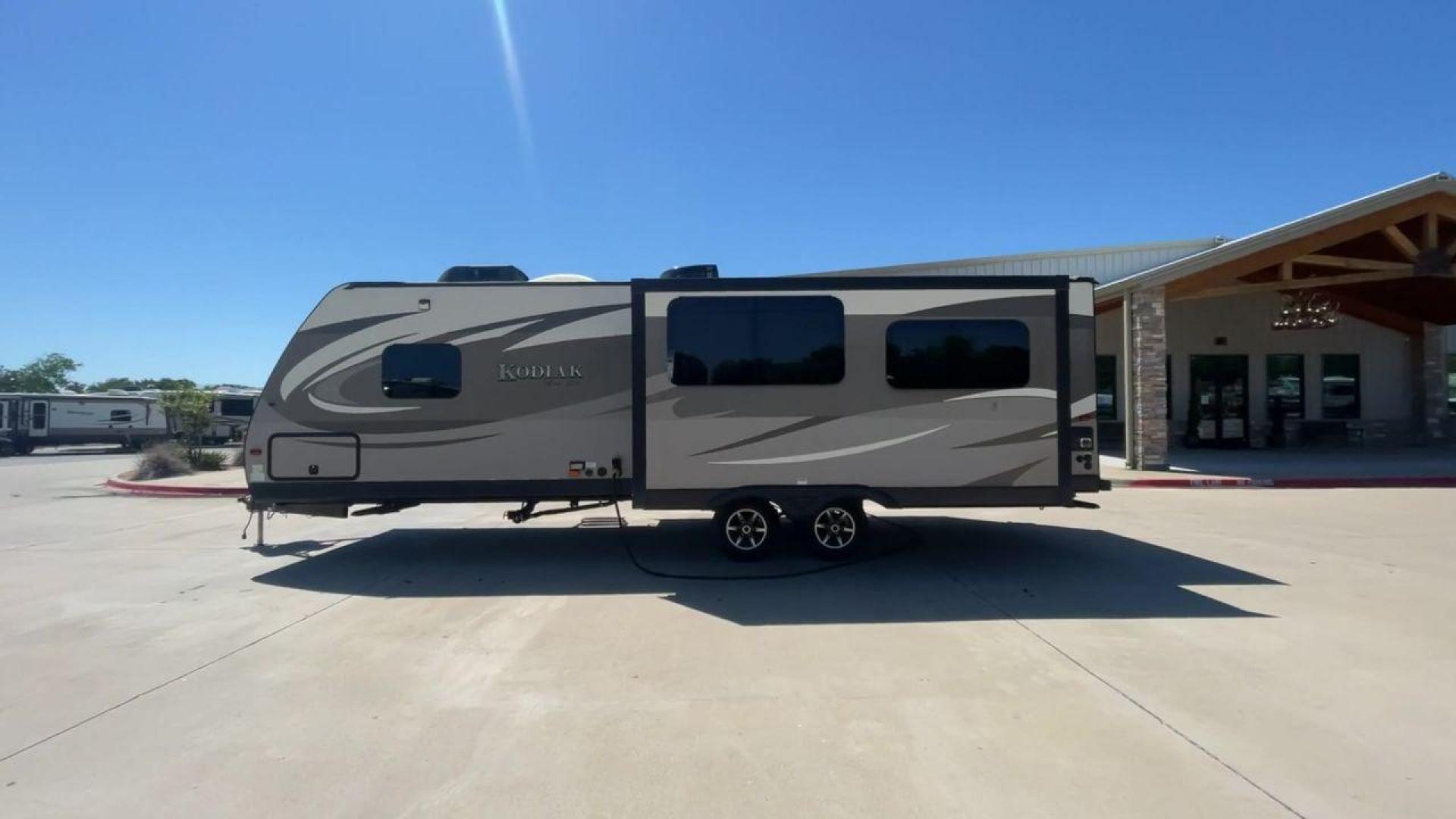 2016 TAN KEYSTONE RV KODIAK 291RESL (4YDT29125GJ) , Length: 32.33 ft. | Dry Weight: 6,536 lbs. | Slides: 2 transmission, located at 4319 N Main St, Cleburne, TX, 76033, (817) 678-5133, 32.385960, -97.391212 - Start your adventures in comfort with this 2016 Keystone RV Kodiak 291RESL! This travel trailer measures 32.33 ft. in length and 11.08 ft. in height. It has a dry weight of 6,536 lbs. and a payload capacity of 2,364 lbs. This unit comes with 2 power slides as well as a power awning. This Kodia - Photo#6