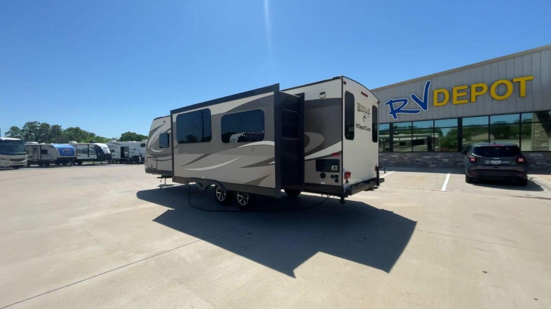 2016 TAN KEYSTONE RV KODIAK 291RESL (4YDT29125GJ) , Length: 32.33 ft. | Dry Weight: 6,536 lbs. | Slides: 2 transmission, located at 4319 N Main St, Cleburne, TX, 76033, (817) 678-5133, 32.385960, -97.391212 - Start your adventures in comfort with this 2016 Keystone RV Kodiak 291RESL! This travel trailer measures 32.33 ft. in length and 11.08 ft. in height. It has a dry weight of 6,536 lbs. and a payload capacity of 2,364 lbs. This unit comes with 2 power slides as well as a power awning. This Kodia - Photo#7