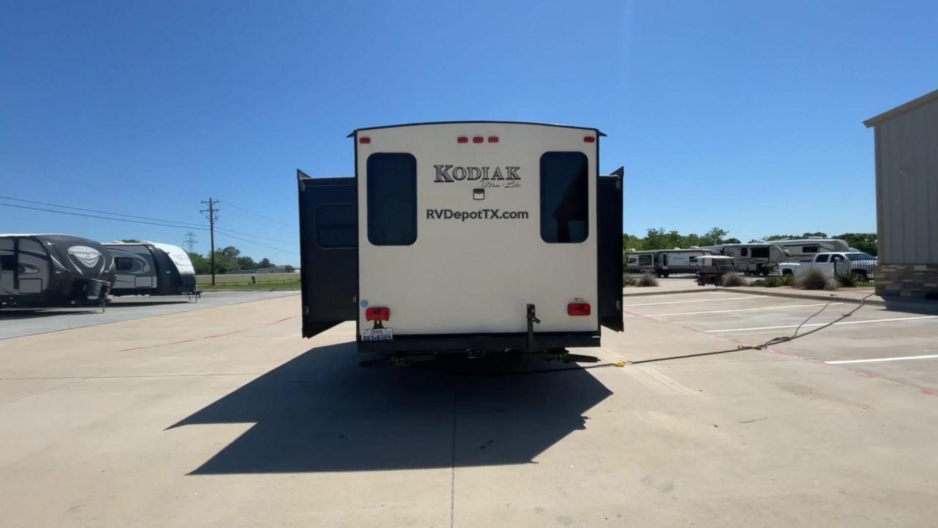 2016 TAN KEYSTONE RV KODIAK 291RESL (4YDT29125GJ) , Length: 32.33 ft. | Dry Weight: 6,536 lbs. | Slides: 2 transmission, located at 4319 N Main St, Cleburne, TX, 76033, (817) 678-5133, 32.385960, -97.391212 - Start your adventures in comfort with this 2016 Keystone RV Kodiak 291RESL! This travel trailer measures 32.33 ft. in length and 11.08 ft. in height. It has a dry weight of 6,536 lbs. and a payload capacity of 2,364 lbs. This unit comes with 2 power slides as well as a power awning. This Kodia - Photo#8