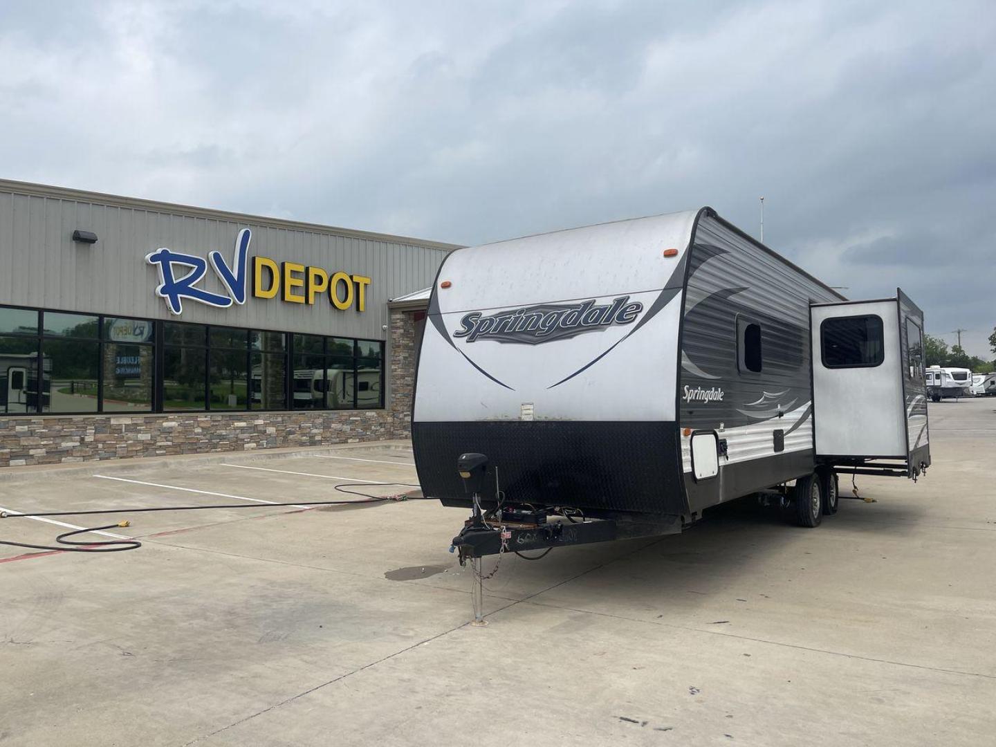 2016 SILVER KEYSTONE SPRINGDALE SG262 (4YDT26222G3) , Length: 30.17 ft. | Dry Weight: 6,345 lbs | Slides: 1 transmission, located at 4319 N Main St, Cleburne, TX, 76033, (817) 678-5133, 32.385960, -97.391212 - The 2016 Keystone Springdale SG262 Travel Trailer is the most comfortable camping trailer available. With a length of 30.17 feet and a dry weight of 6,345 pounds, this well-built RV is simple to tow and move around during your outdoor adventures. With its wood body and metal sidewalls, this travel t - Photo#0