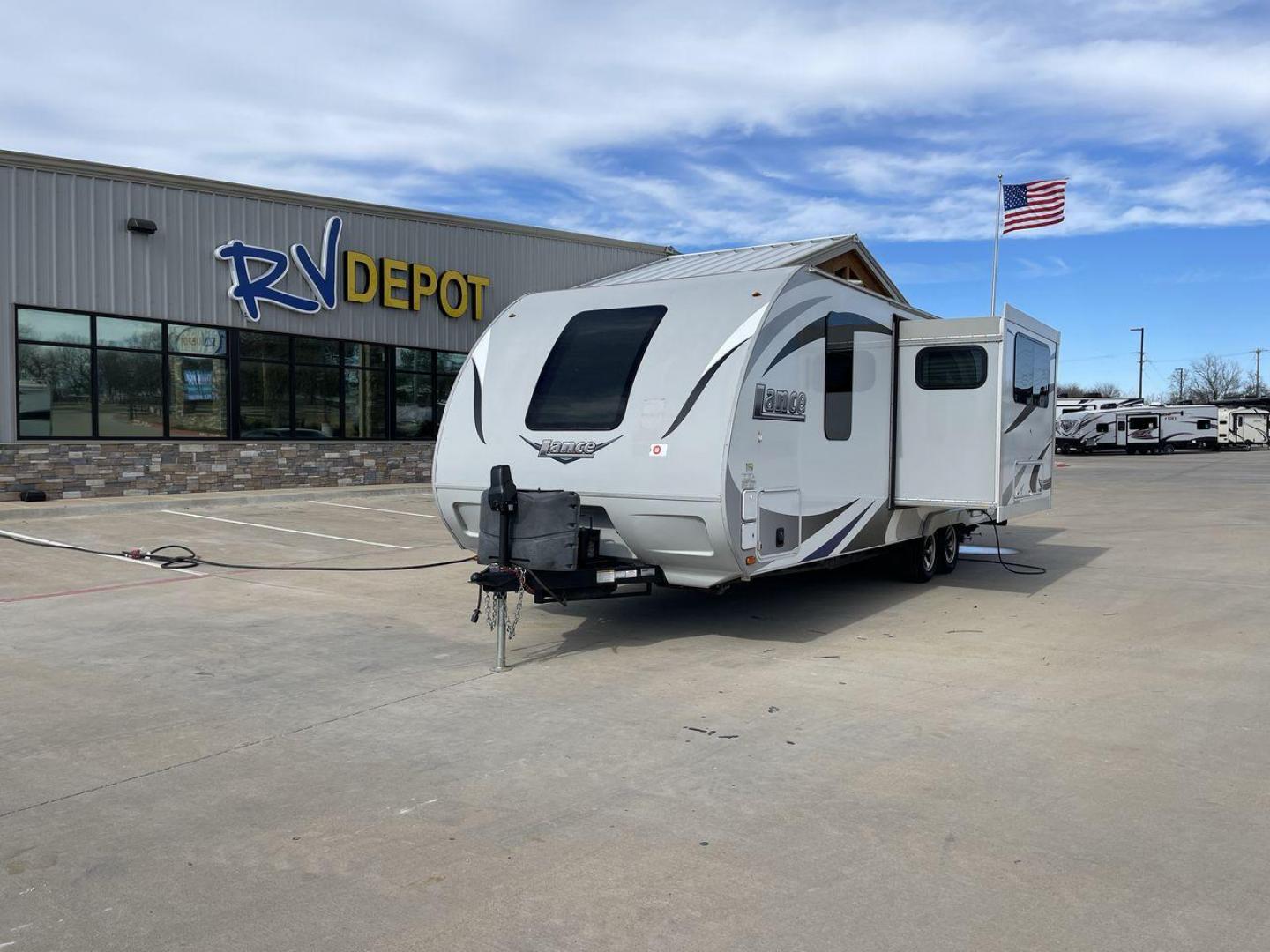 2016 LANCE CAMPER LANCE 2295 (56YTT2227GL) , located at 4319 N Main St, Cleburne, TX, 76033, (817) 678-5133, 32.385960, -97.391212 - Photo#0