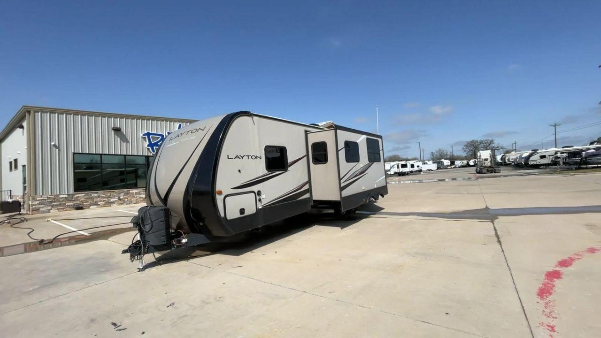 2016 GRAY LAYTON 285BH - (5ZWTYNS23G4) , Length: 33 ft. | Dry Weight: 6,125 lbs. | Gross Weight: 11,200 lbs. | Slides: 1 transmission, located at 4319 N Main St, Cleburne, TX, 76033, (817) 678-5133, 32.385960, -97.391212 - Camp in the 2016 Layton 285BH and enjoy all of its amazing amenities!It measures 33 ft. in length and 11.5 ft. in height. It has a dry weight of 6,125 lbs. and a payload capacity of 3,223 lbs. It is made of aluminum and fiberglass. It also comes equipped with automatic heating and cooling rated at 2 - Photo#5