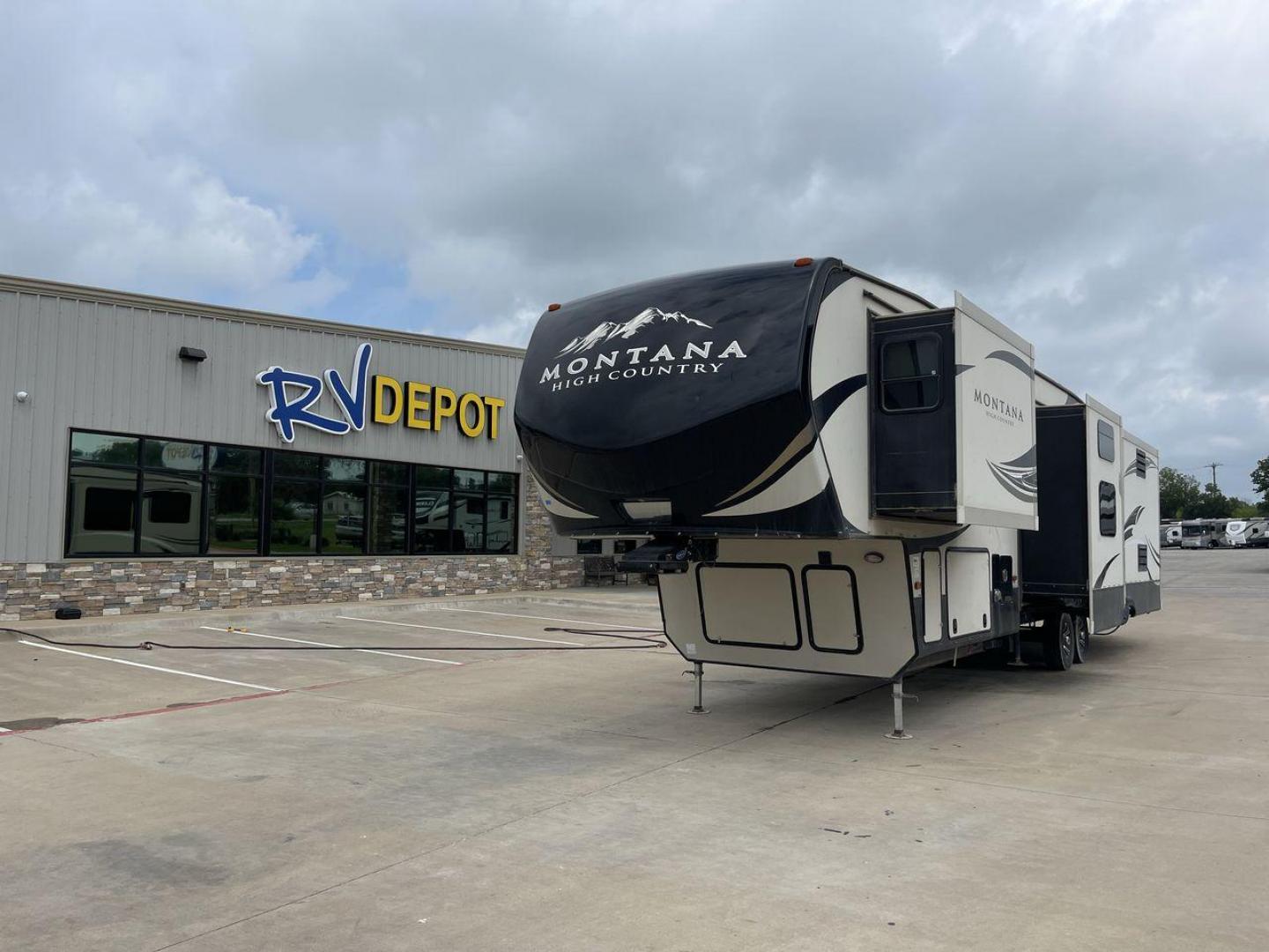 2016 TAN MONTANA 370BR (4YDF37023GA) , located at 4319 N Main St, Cleburne, TX, 76033, (817) 678-5133, 32.385960, -97.391212 - Photo#0