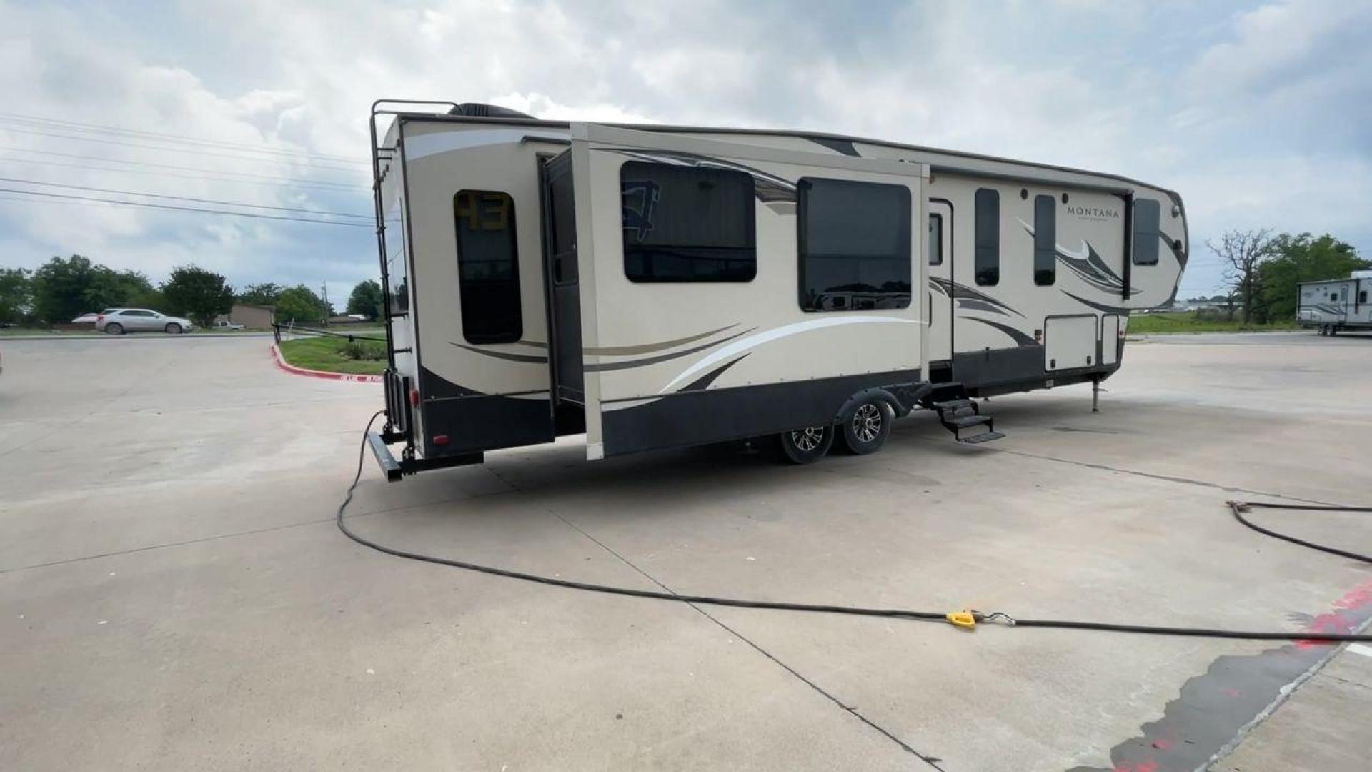 2016 TAN MONTANA 370BR (4YDF37023GA) , located at 4319 N Main St, Cleburne, TX, 76033, (817) 678-5133, 32.385960, -97.391212 - Photo#1