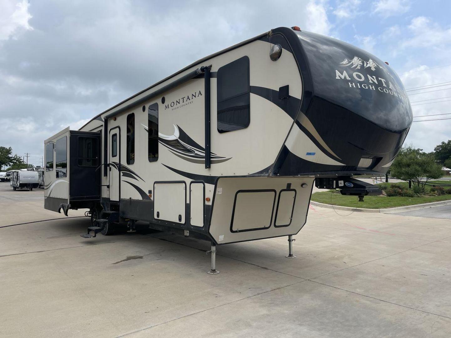 2016 TAN MONTANA 370BR (4YDF37023GA) , located at 4319 N Main St, Cleburne, TX, 76033, (817) 678-5133, 32.385960, -97.391212 - Photo#23