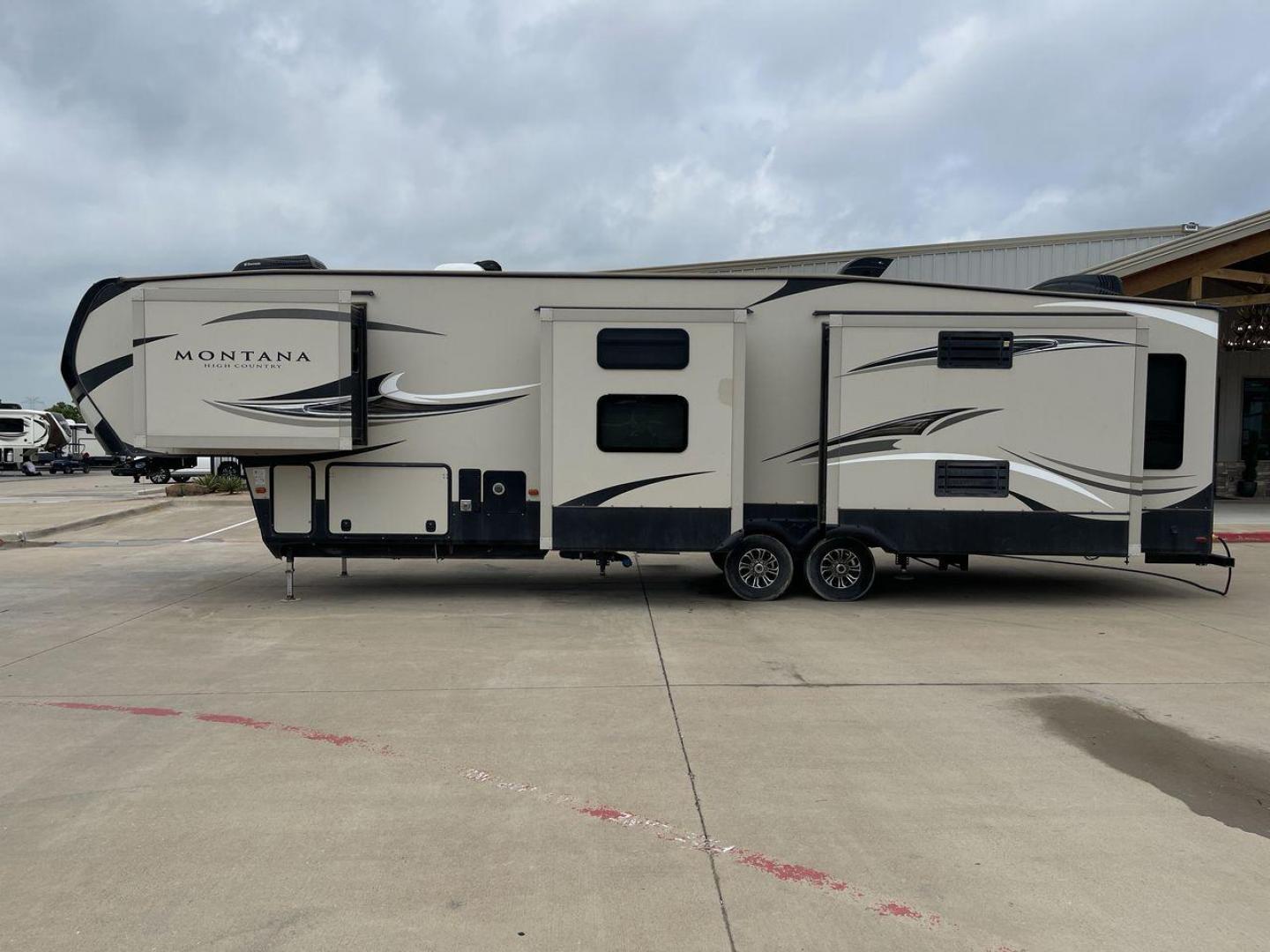 2016 TAN MONTANA 370BR (4YDF37023GA) , located at 4319 N Main St, Cleburne, TX, 76033, (817) 678-5133, 32.385960, -97.391212 - Photo#24